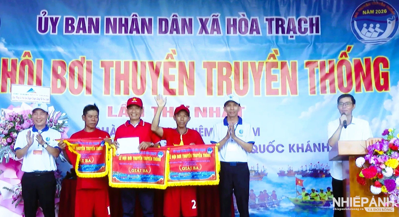 W_trao-thuong-doigiai-ba.jpg