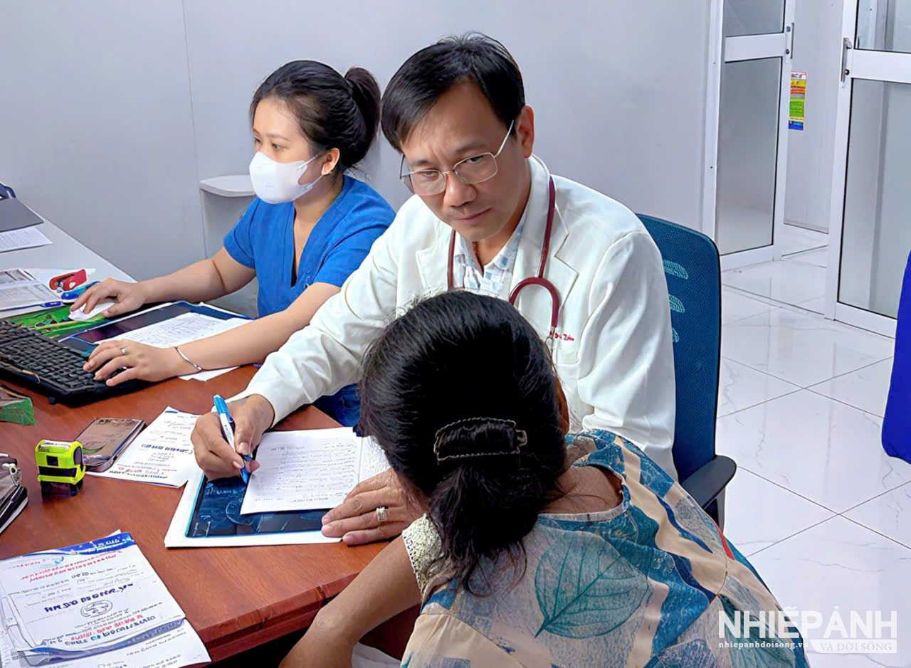 W_2-truoc-khi-dua-ra-phuong-pha-dieu-tri-phu-hop-bac-si-khoa-thuong-tham-kham-chan-doan-hinh-anh-rat-ky-luong.jpg