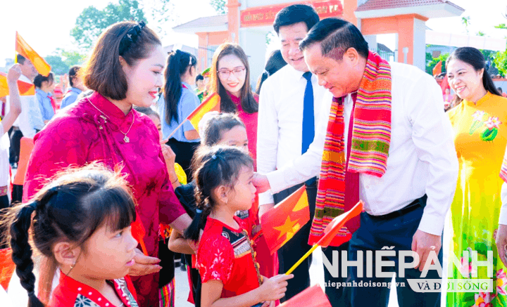 W_bi-thu-tinh-uy-nghe-an-nguyen-khac-than-tham-hoi-chuc-mung-thay-co-va-hoc-sinh-truong-pho-thong-noi-tru-xa-anh-son.png