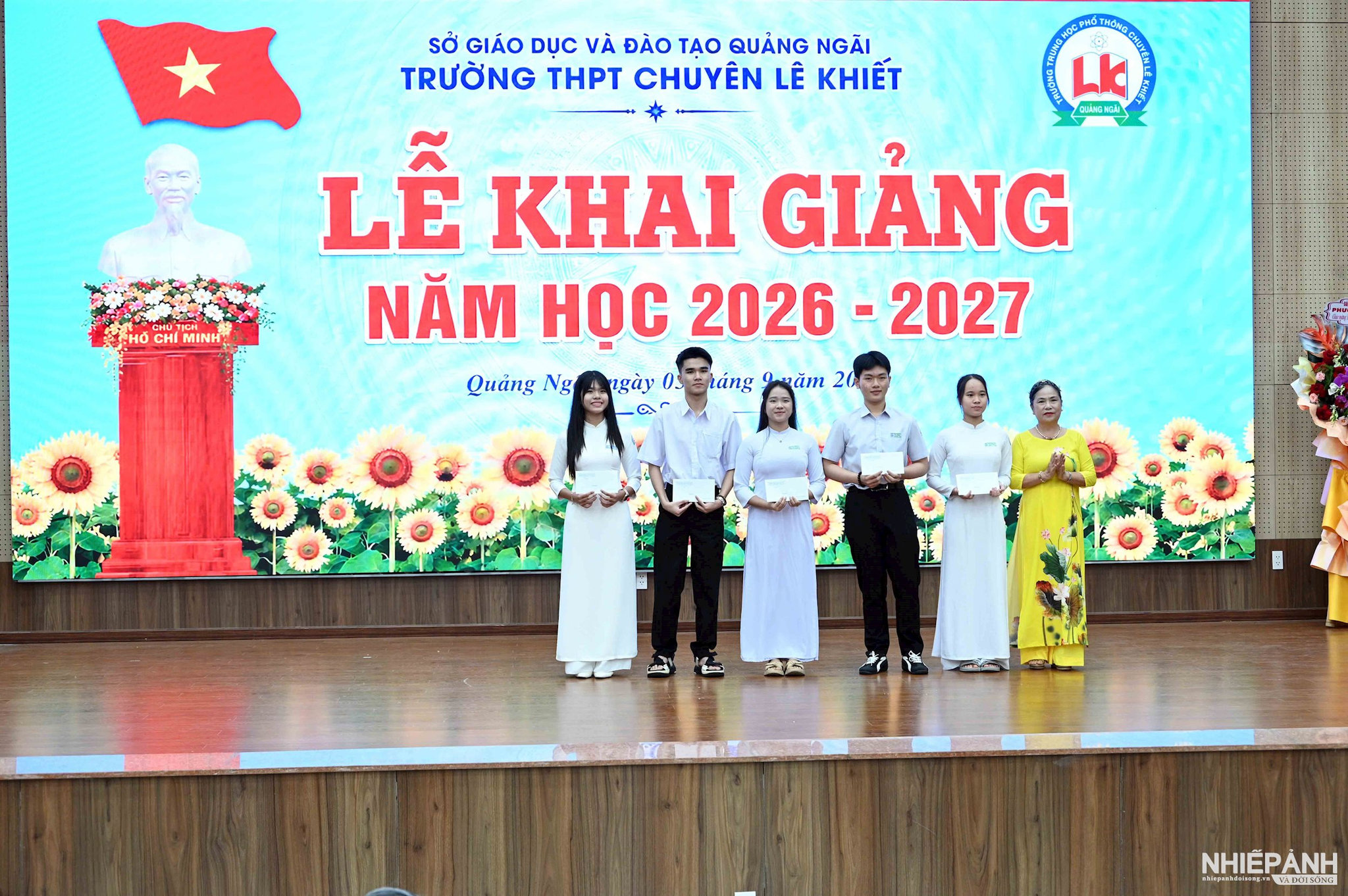 W_10.-dsc_0498a.-cac-don-vi-cuu-hoc-sinh-tang-hoc-bong-cho-hoc-sinh-truong-thpt-chuyen-le-khiet..jpg