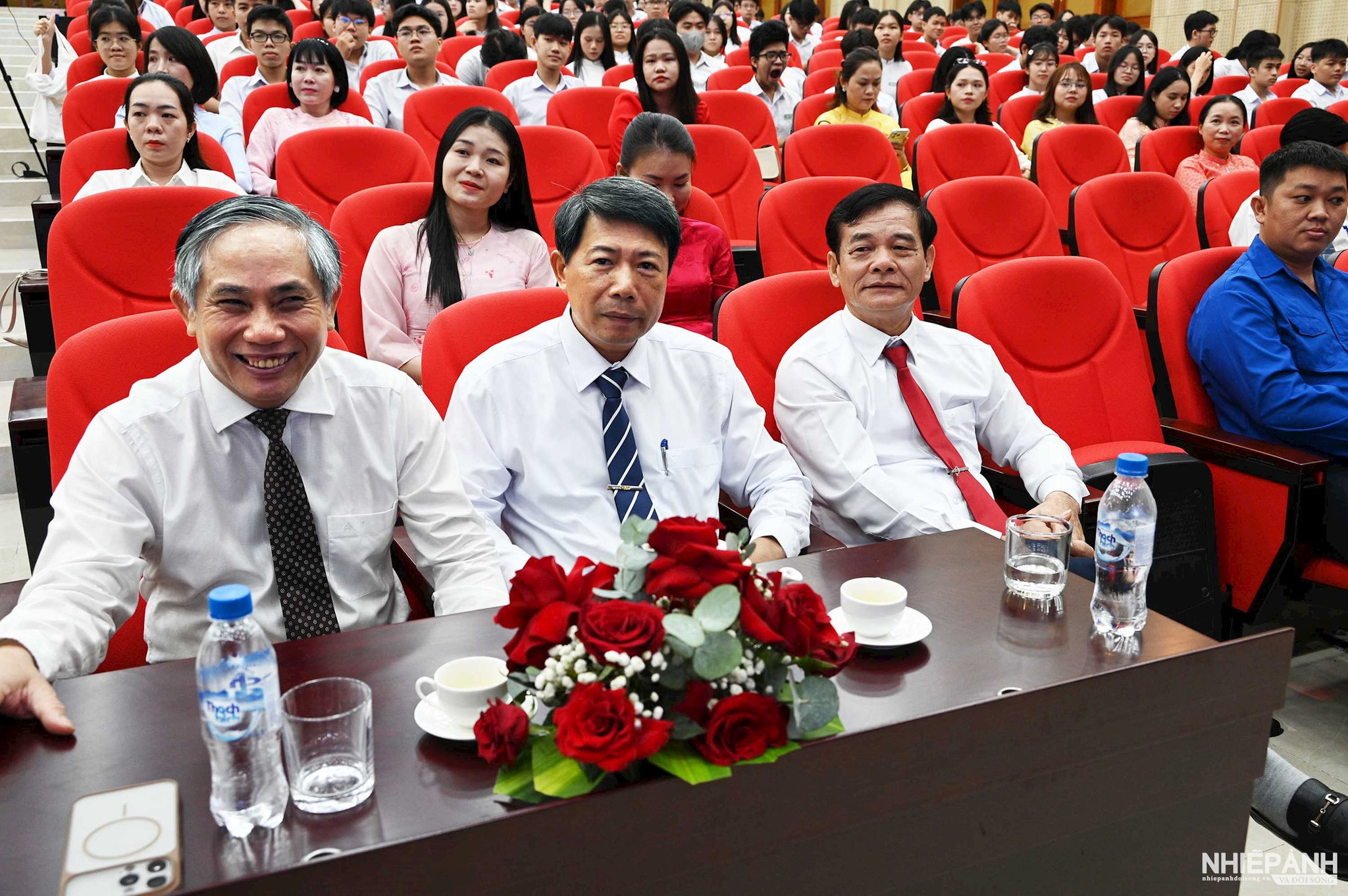 W_2.-dsc_0460a.-ong-lu-ngoc-binh-uvbtv-truong-ban-to-chuc-tinh-uy-cung-thay-co-giao-va-hoc-sinh-du-le-khai-giang-nam-hoc-2026-2027.jpg