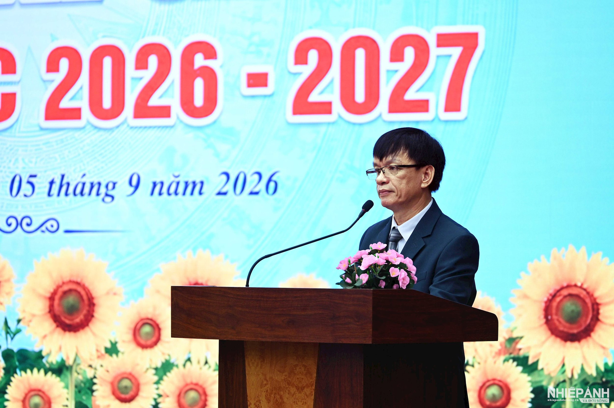 W_5.dsc_0470a.-thay-giao-tran-quang-hong-hieu-truong-truong-thpt-chuyen-le-khiet-phat-bieu-tai-le-khai-giang.jpg