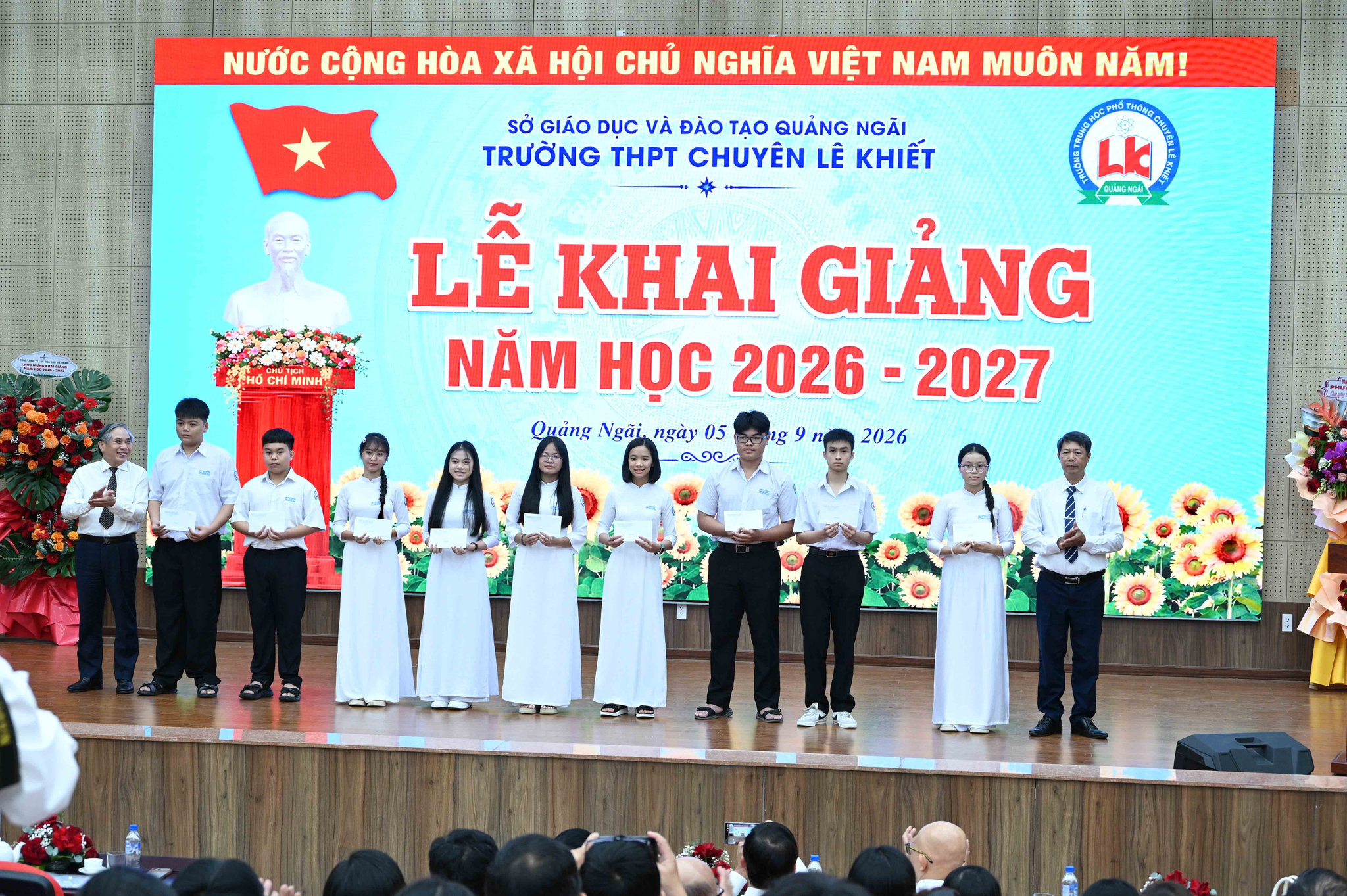W_6.-dsc_0480a.-ong-lu-ngoc-binh-truong-ban-to-chuc-tinh-uy-va-lanh-dao-truong-thpt-chuyen-le-khiet-trao-thuong-hoc-sinh-vua-dat-thu-khoa-ky-thi-tuyen-sinh-vao-lop-10..jpg