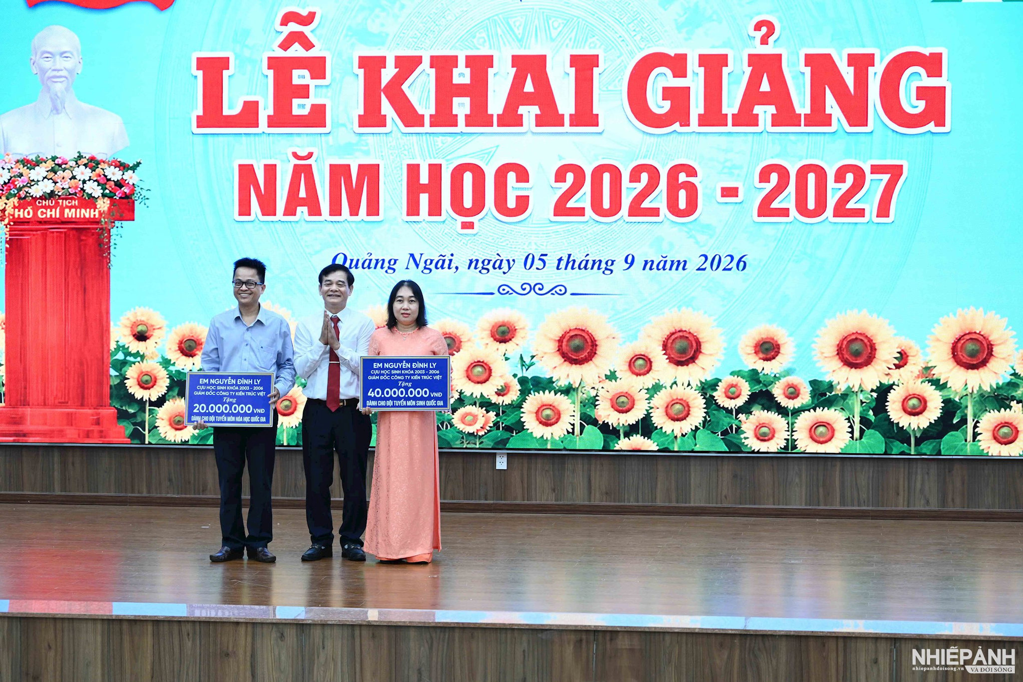W_7.-dsc_0485a.-em-nguyen-dinh-ly-cuu-hoc-sinh-nha-truong-gd-cong-ty-kien-truc-viet-tang-60-trieu-dong-cho-2-doi-tuyen-mon-sinh-va-mon-hoa-quoc-gia..jpg