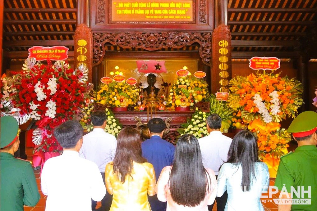 W_15.dang-huong-tuong-nho-tong-bi-thu-le-hong-phong.jpg