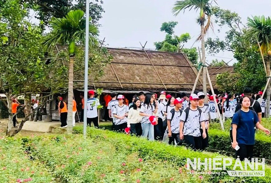 W_9.cac-em-hoc-sinh-ve-tham-khu-luu-niem-tong-bi-thu-le-hong-phong.jpeg