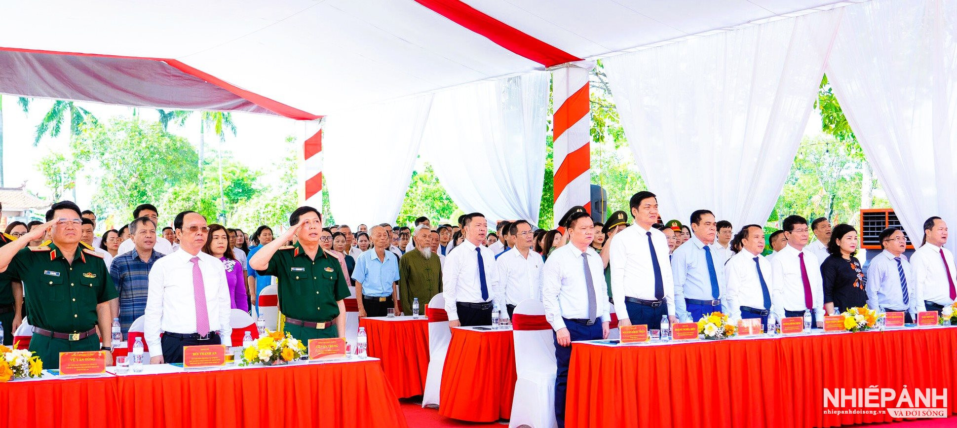 W_a.cac-dong-chi-lanh-dao-dai-bieu-thanh-kinh-tuong-niem-bay-to-long-biet-on-sau-sac-doi-voi-cong-lao-va-nhung-dong-gop-to-lon-cua-tong-bi-thu-le-hong-phong..jpg