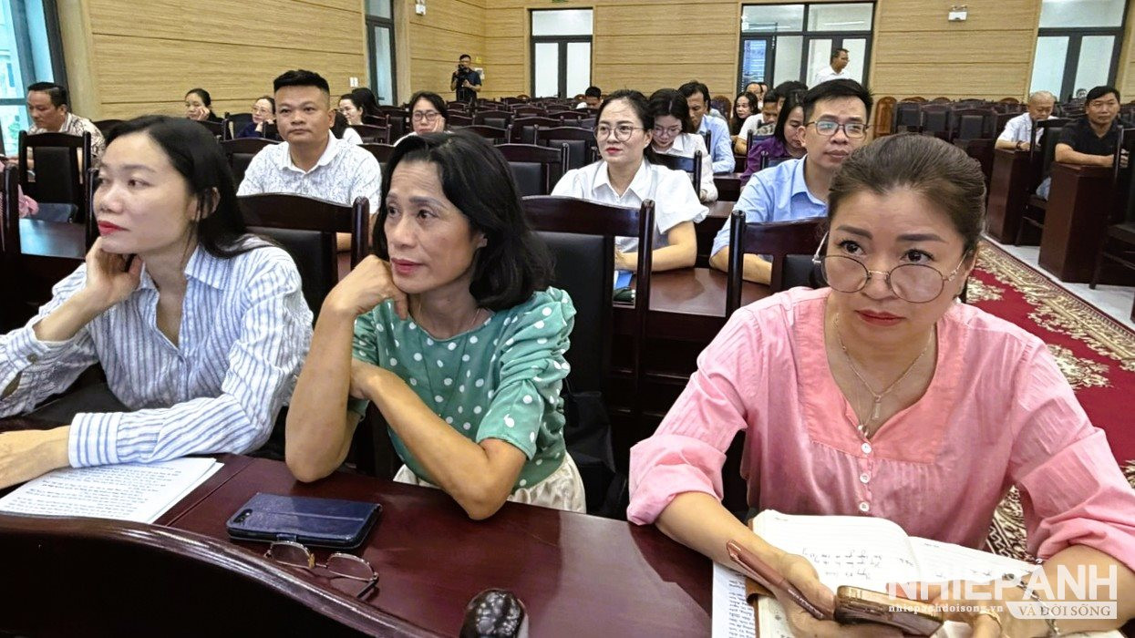 W_cac-nha-bao-tham-du-buoi-giao-ban.jpg