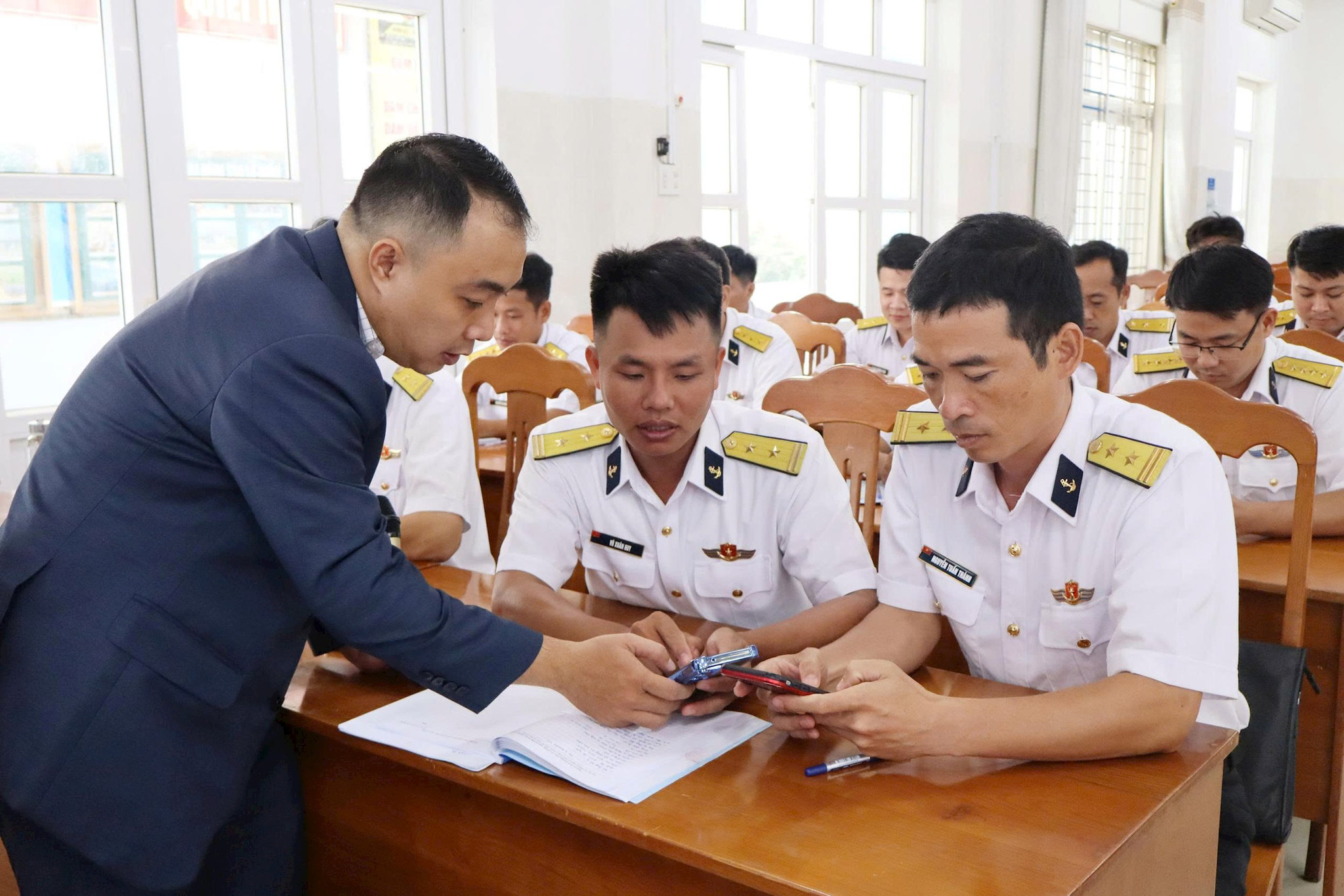 3.-bao-cao-vien-huong-dan-can-bo-su-dung-cac-cong-cu-ai-tren-dien-thoai-di-dong.jpg