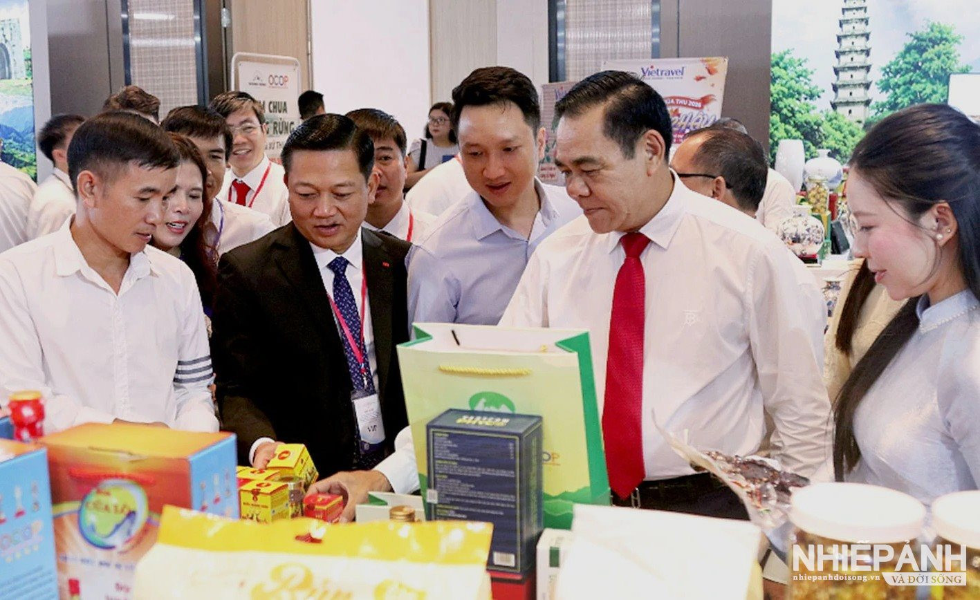 W_lanh-dao-tp.-ho-chi-minh-va-cac-tinh-tham-quan-chia-se-cac-san-pham-cua-dia-phuong..jpg