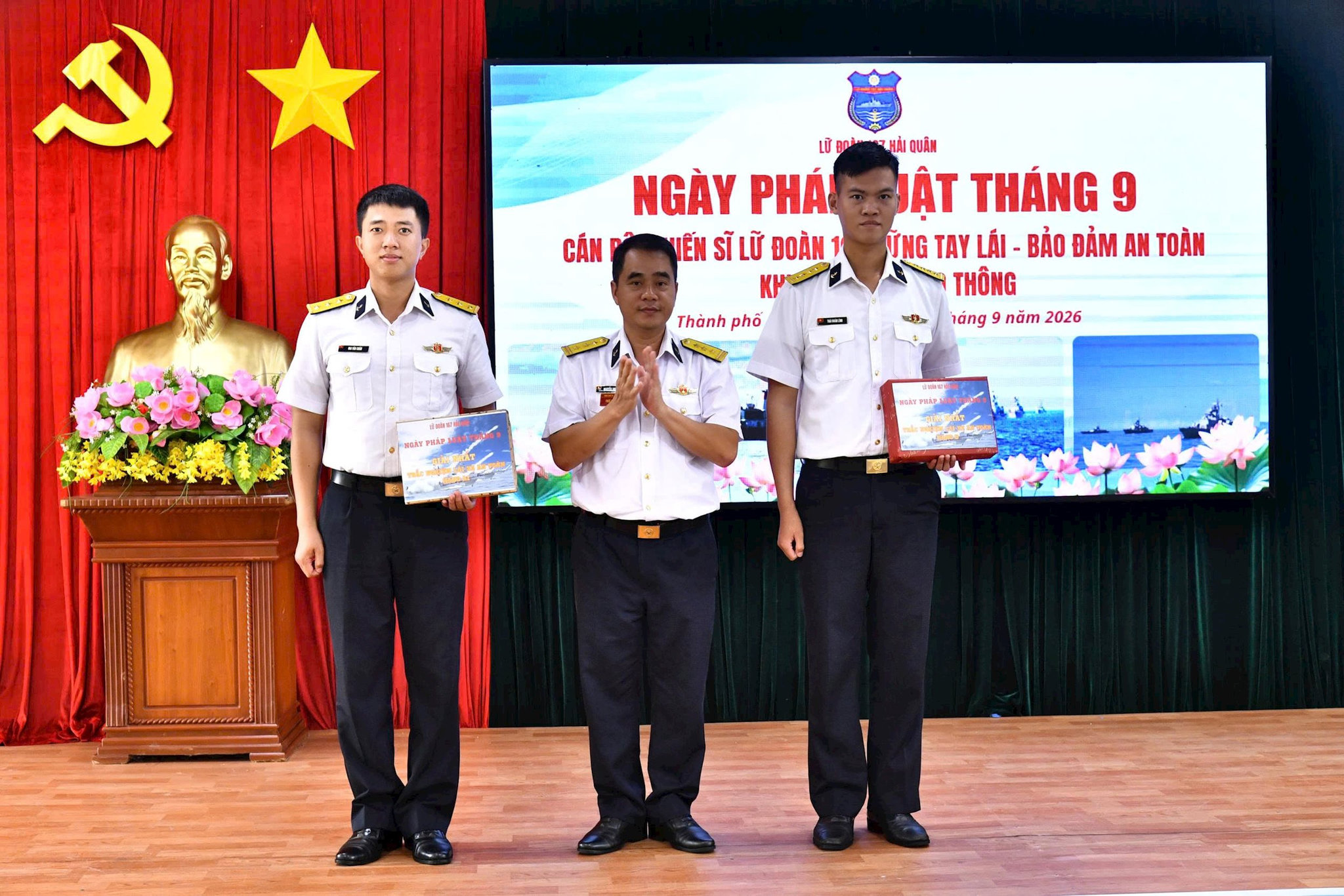3.-thuong-ta-nguyen-anh-tuan-chu-nhiem-chinh-tri-trao-phan-thuong-cho-cac-dong-chi-dat-ket-qua-cao-trong-thi-trac-nghiem-kien-thuc.jpg