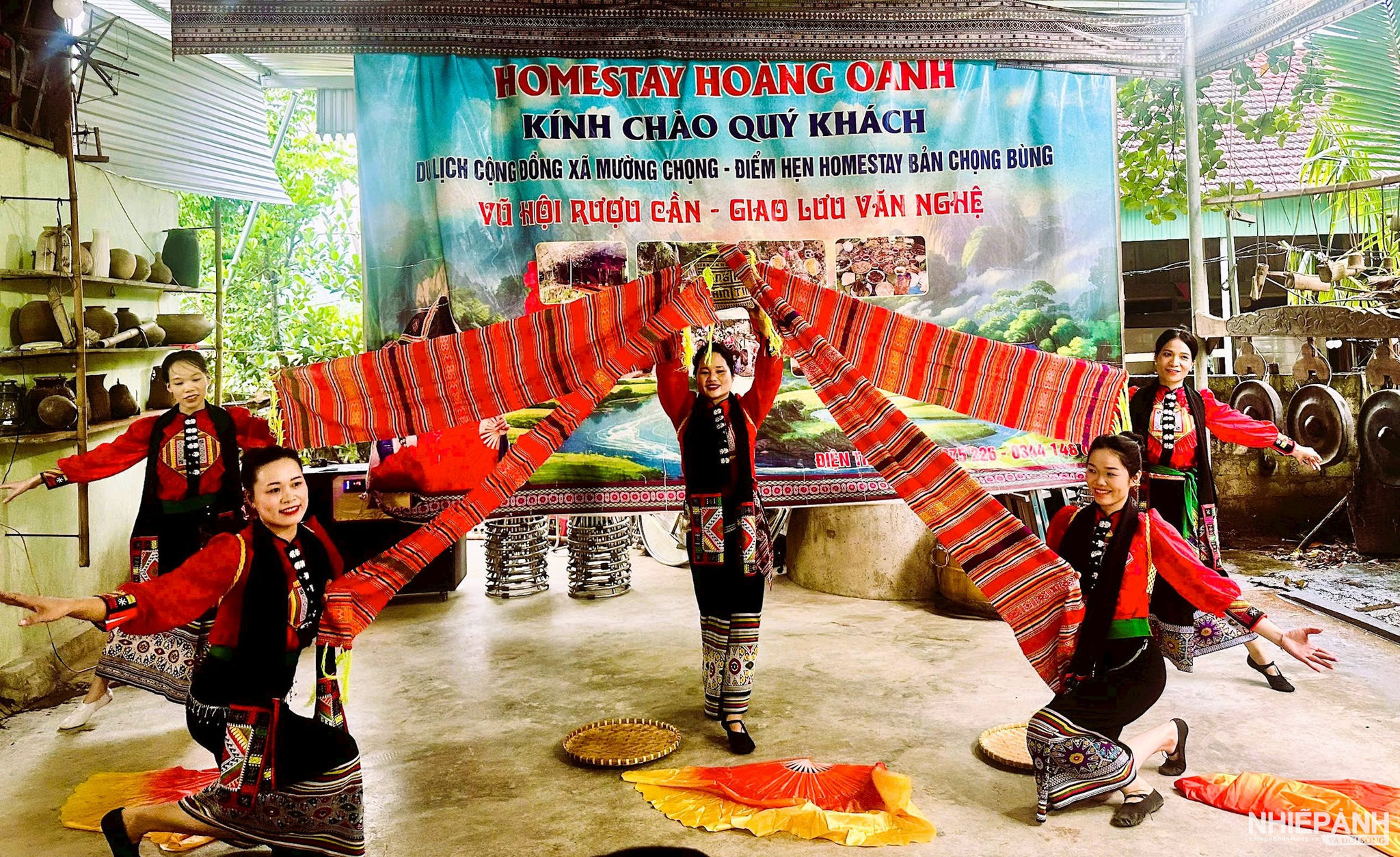 W_h4-du-lich-cong-dong-voi-cac-diem-noi-bat-nhu-den-chong-thac-ban-bia-hang-ban-vuc..jpg