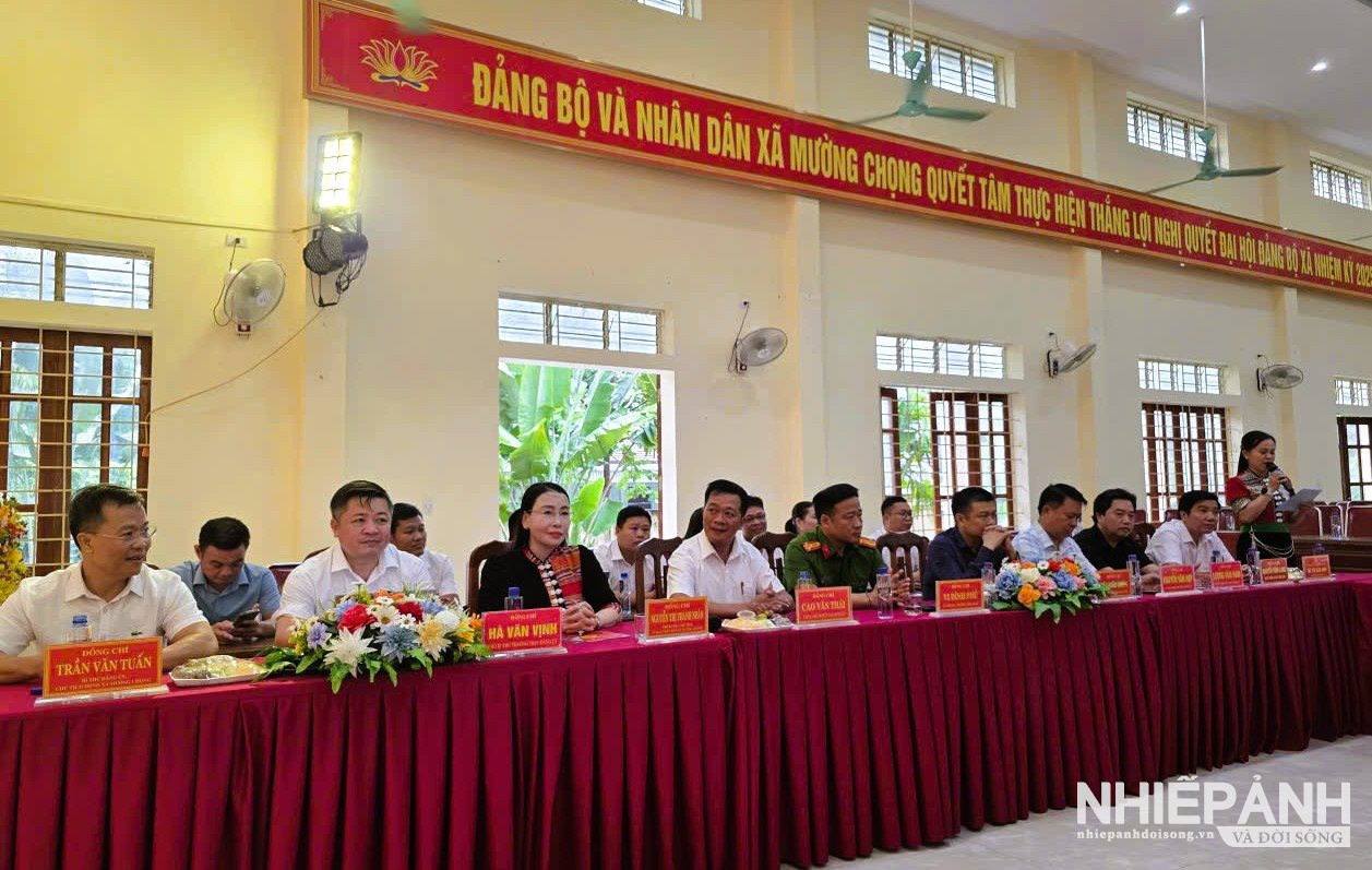 W_lanh-dao-xa-muong-chong-lam-viec-voi-doan.jpg