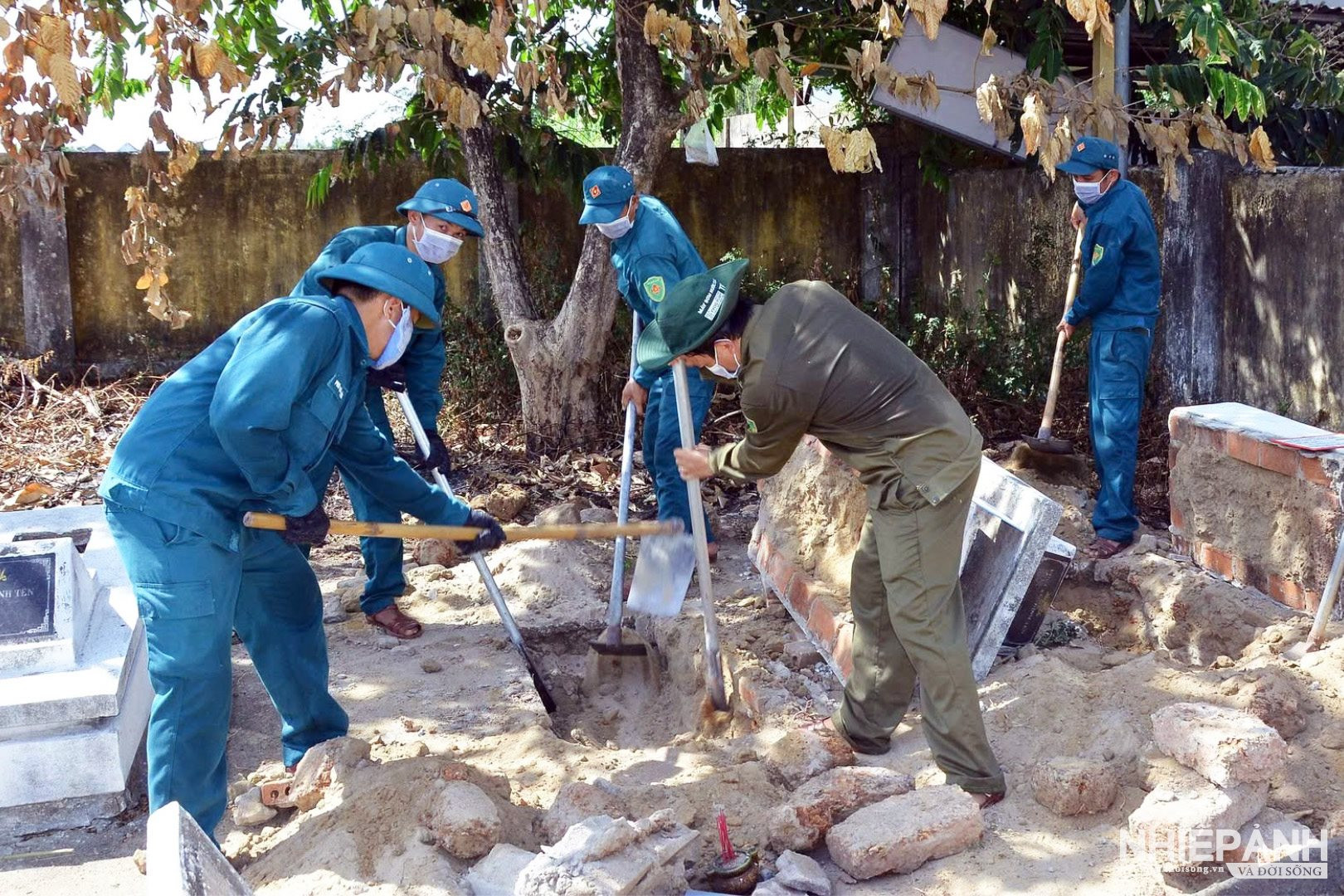 W_1.cac-doi-khai-quat-lay-mau-hai-cot-liet-si-lam-viec-lien-tuc-ke-ca-ngay-nghi-ngay-le-de-bao-dam-tien-do.jpg