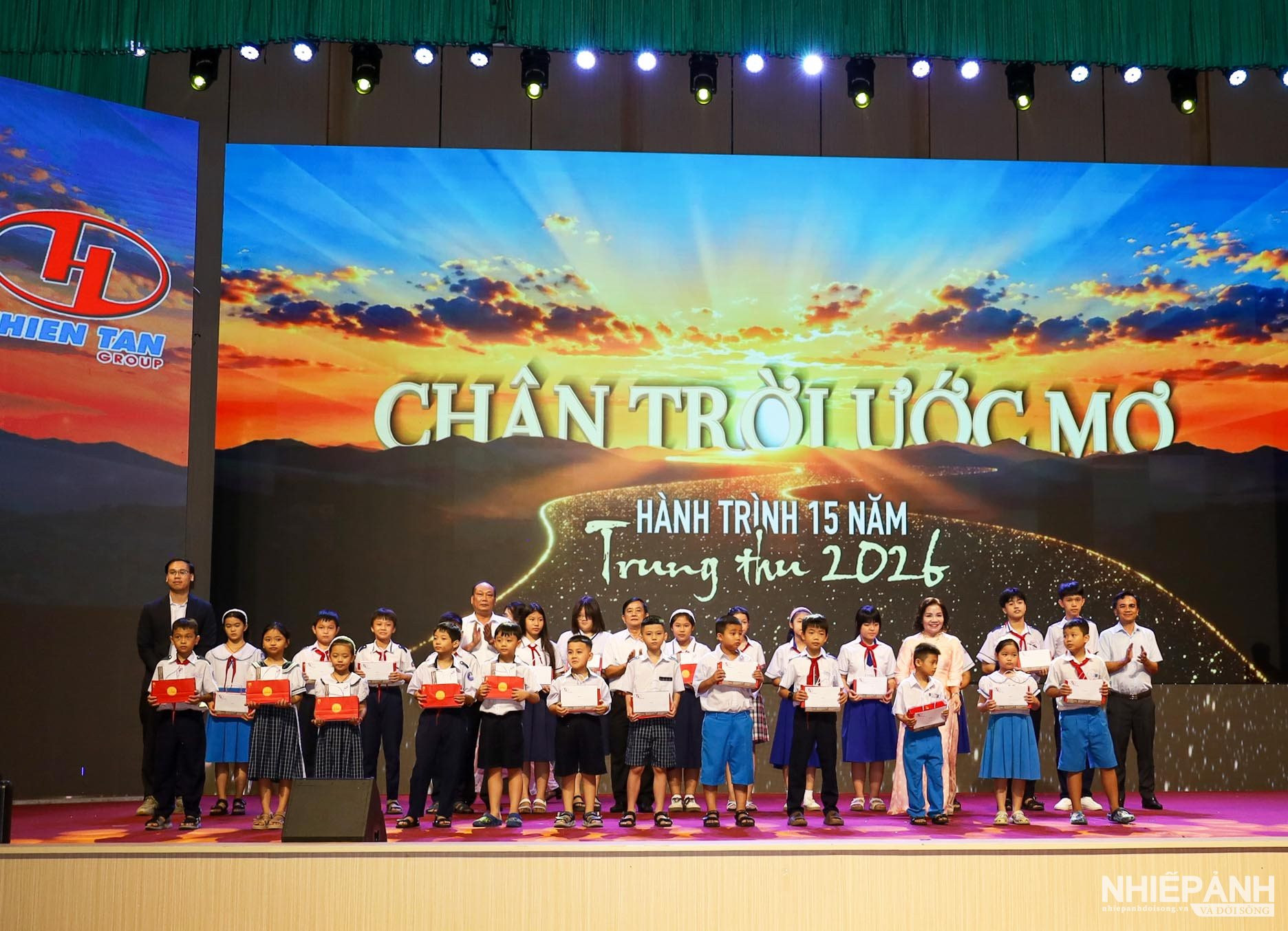 W_10.-lanh-dao-vp-ubnd-tinh-hoi-khuyen-hoc-va-cong-ty-thien-tan-trao-qua-cho-cac-chau-hoc-sinh..jpg