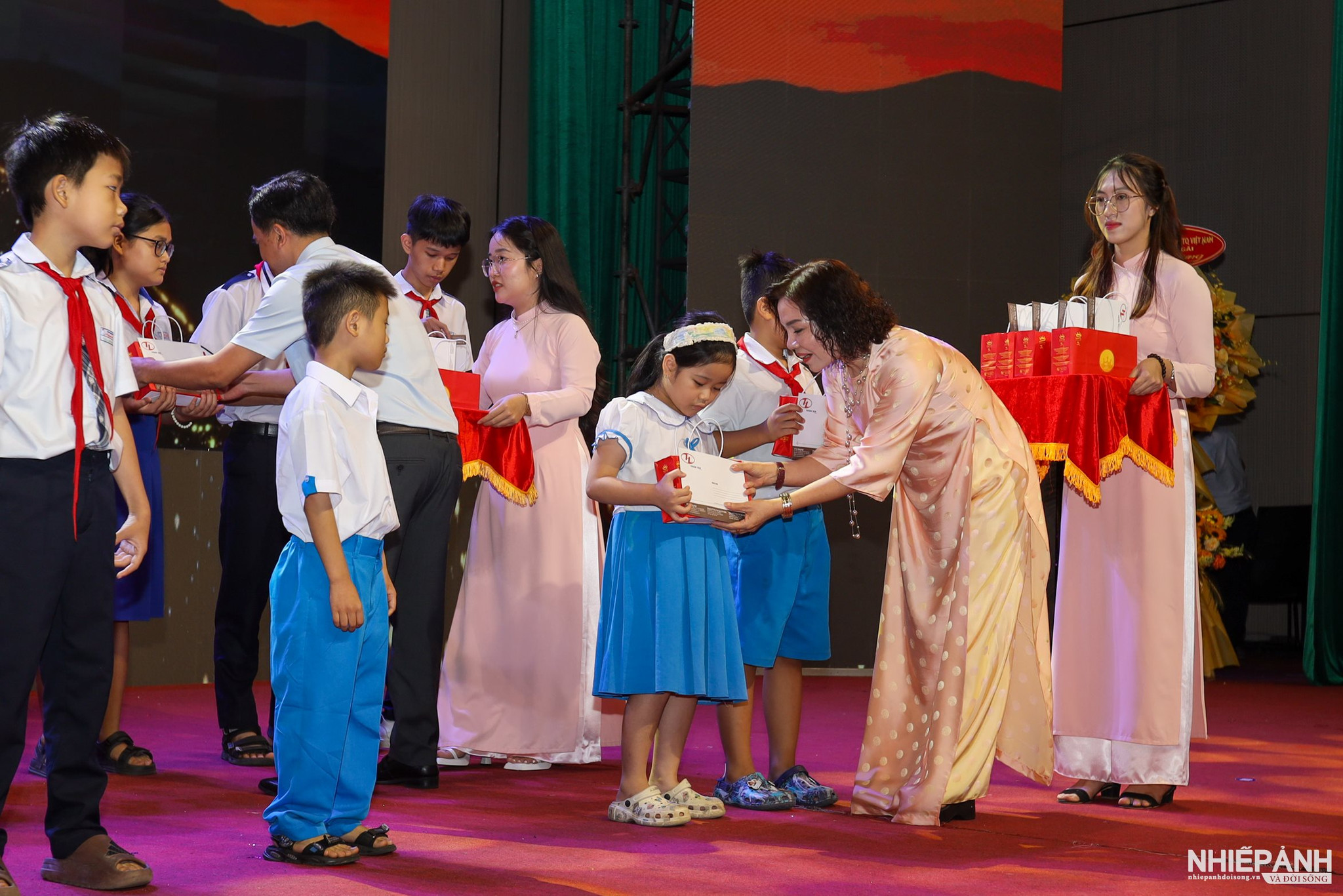 W_11.-bi-thu-chi-bo-pgd-thien-tan-group-tran-thi-huong-trao-qua-cho-cac-chau-la-con-cbnv-cong-ty.jpg