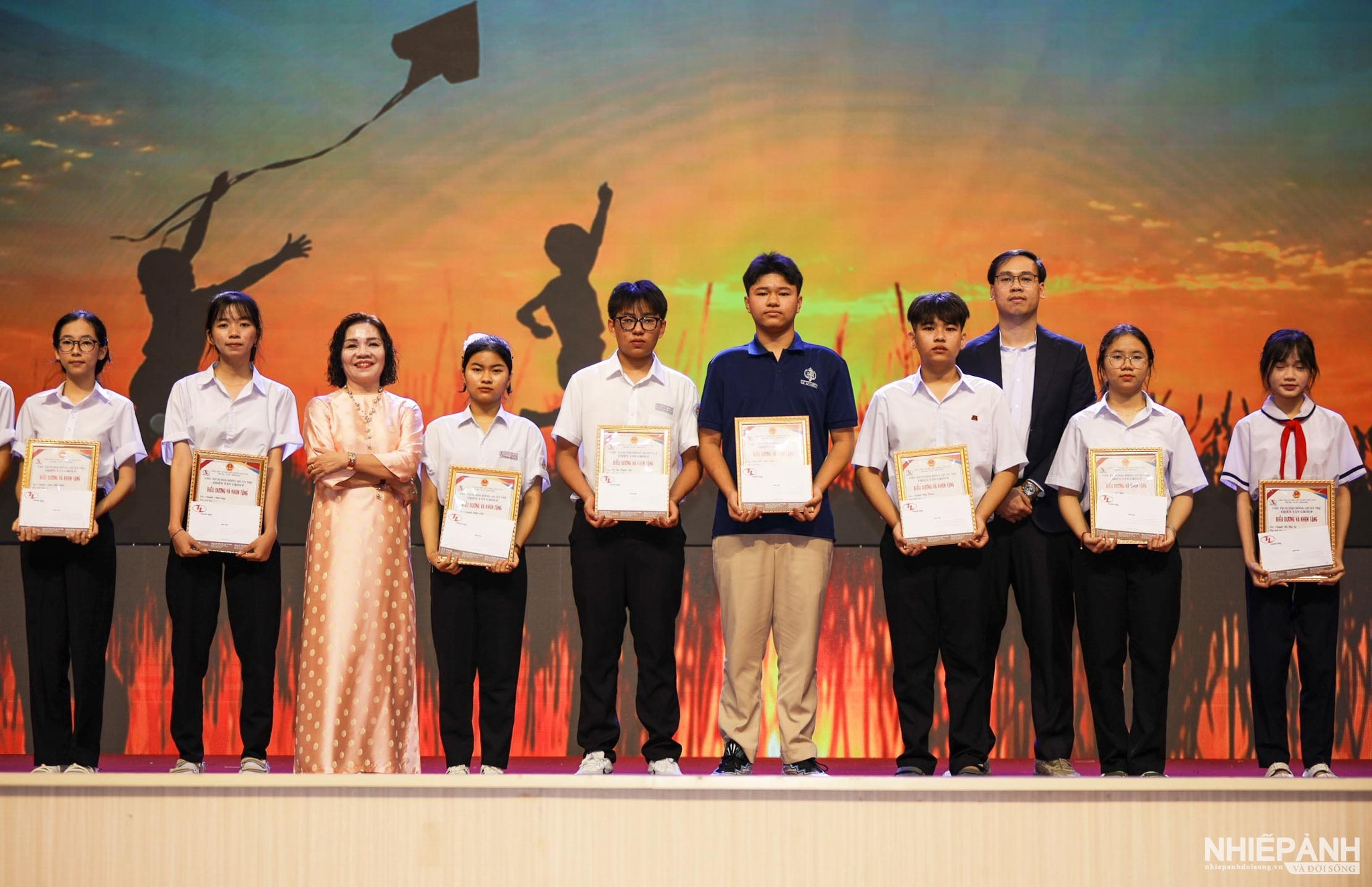 W_12.-bi-thu-chi-bo-pgd-thien-tan-group-tran-thi-huong-va-lanh-dao-cong-ty-trao-qua-va-giay-bieu-duong-cho-cac-chau-hoc-sinh-dat-thanh-tich-kha-gioi..jpg
