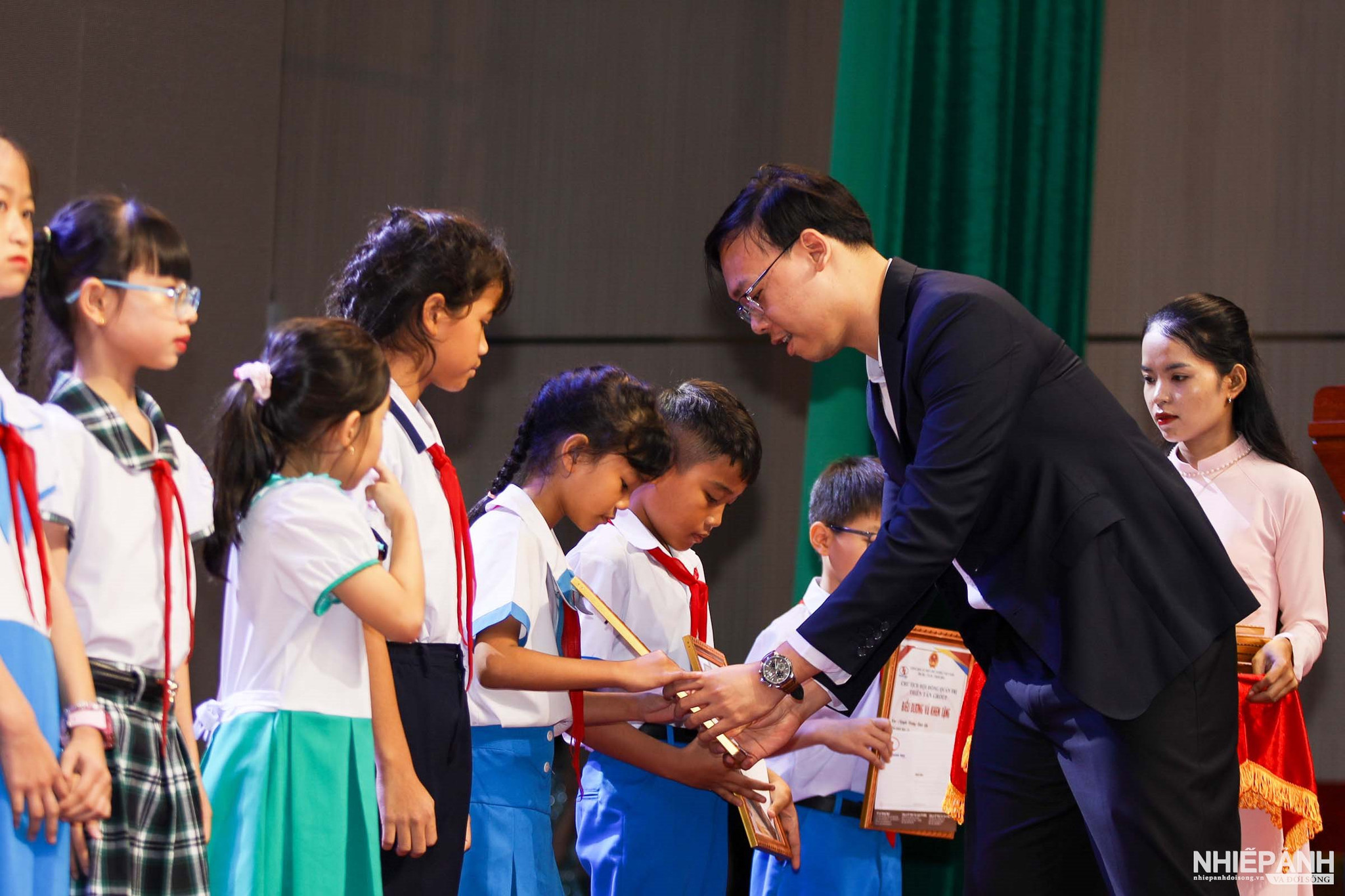 W_13.-lanh-dao-cong-ty-thien-tan-trao-qua-cho-cac-em-hoc-sinh-phuong-cam-thanh..jpg
