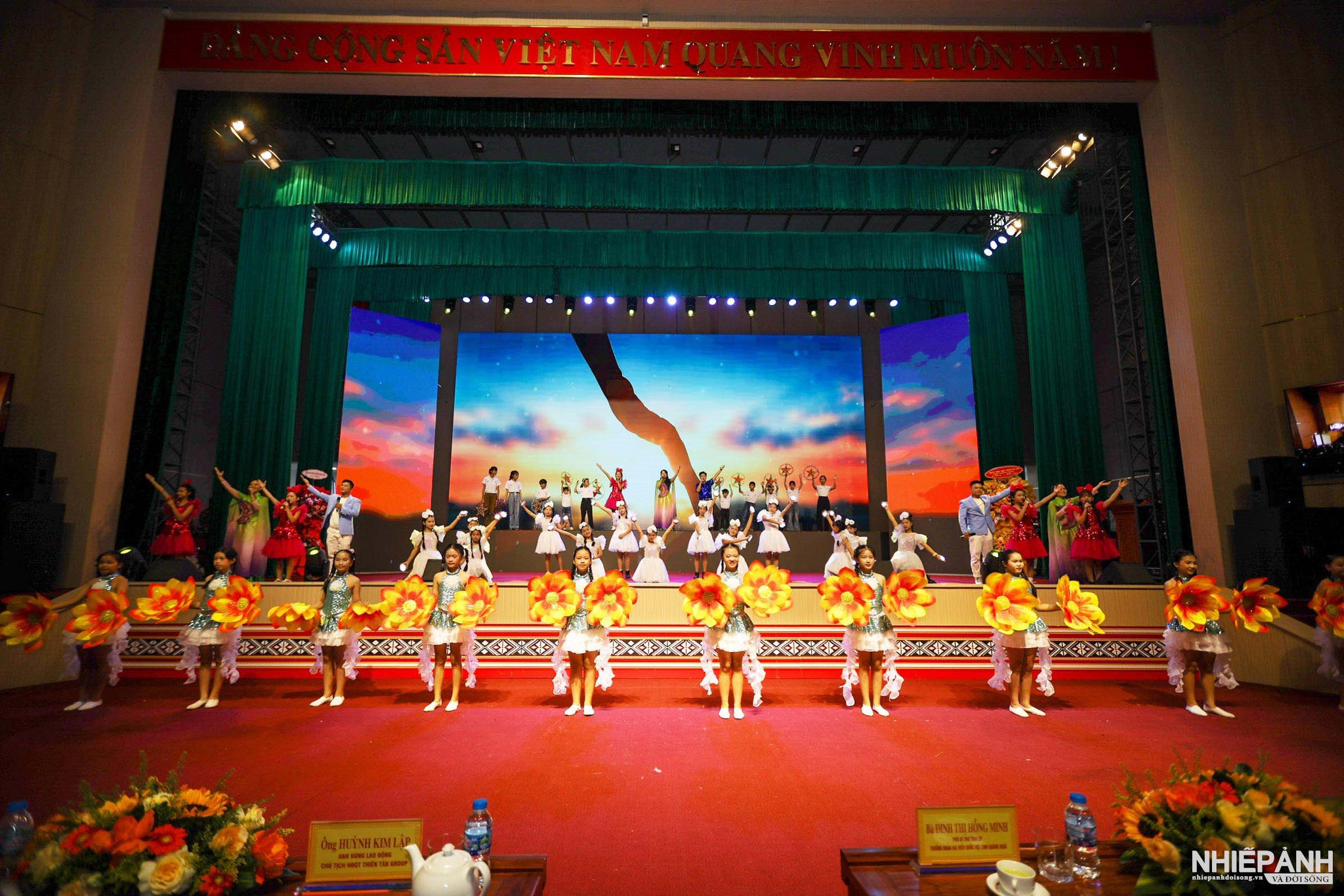 W_1a.-chuong-trinh-van-nghe-chao-mung.jpg