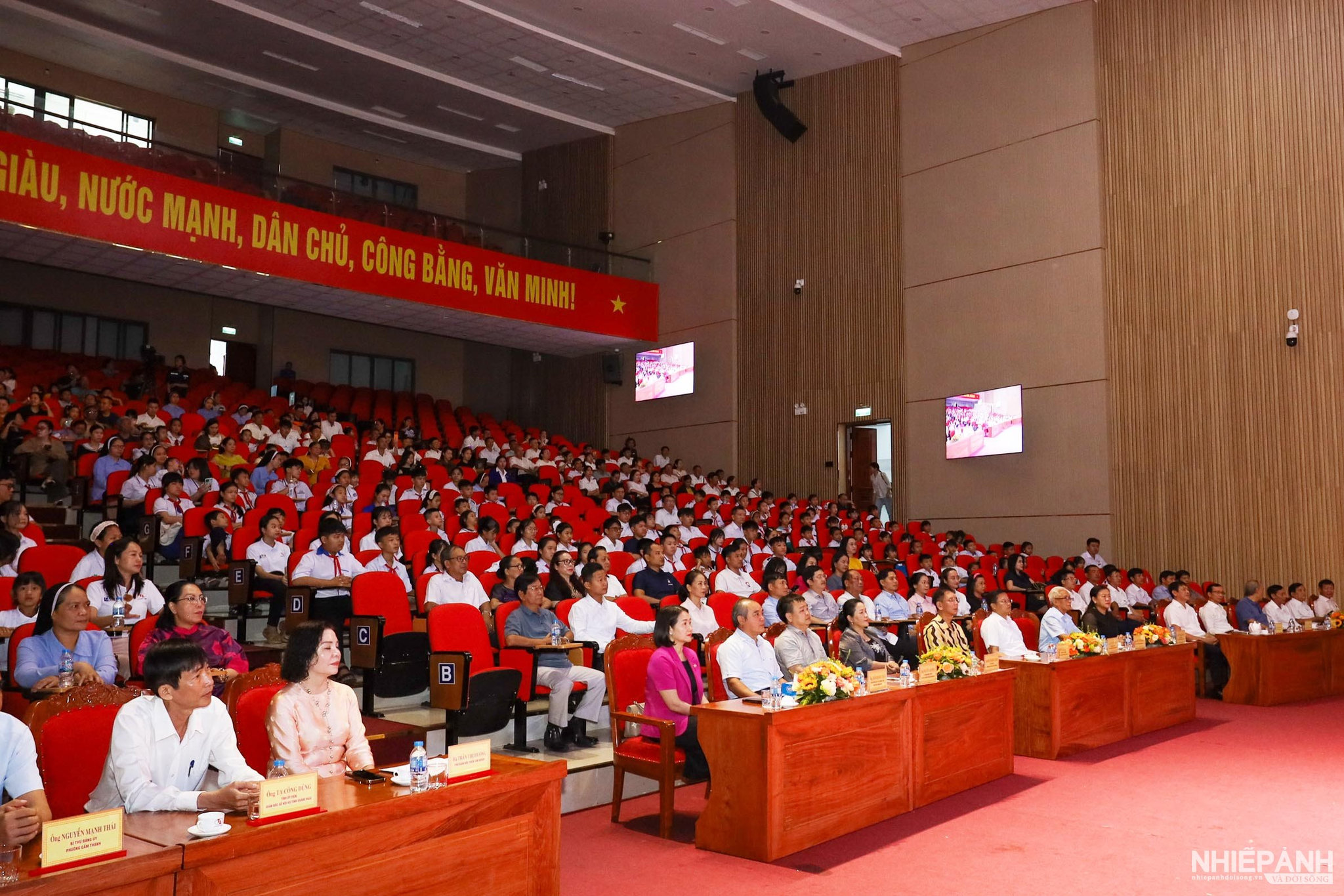 W_5.-cac-dai-bieu-va-cac-em-hoc-sinh-tham-du-chuong-trinh.jpg