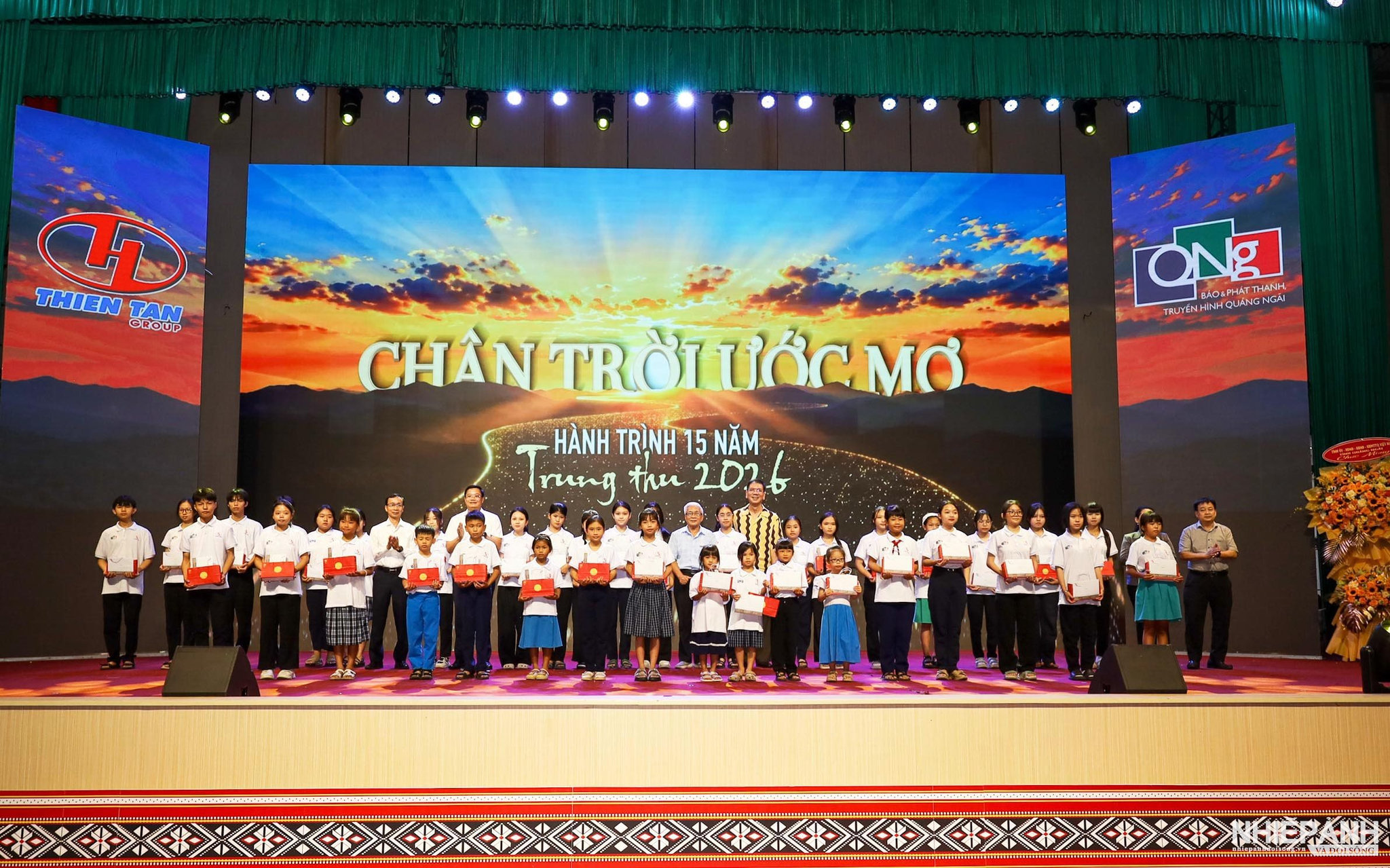 W_6.-cac-dong-chi-lanh-dao-tinh-va-chu-tich-hdqt-thien-tan-group-trao-qua-cho-cac-em-hoc-sinh..jpg