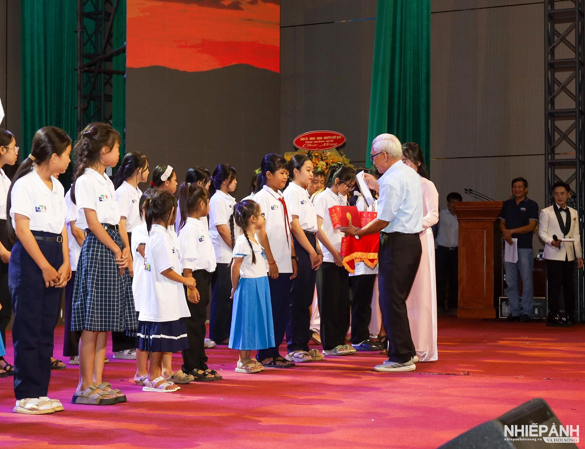 W_7.-ong-pham-dinh-khoi-nguyen-bi-thu-tinh-uy-trao-qua-cho-cac-chau-hoc-sinh.jpg