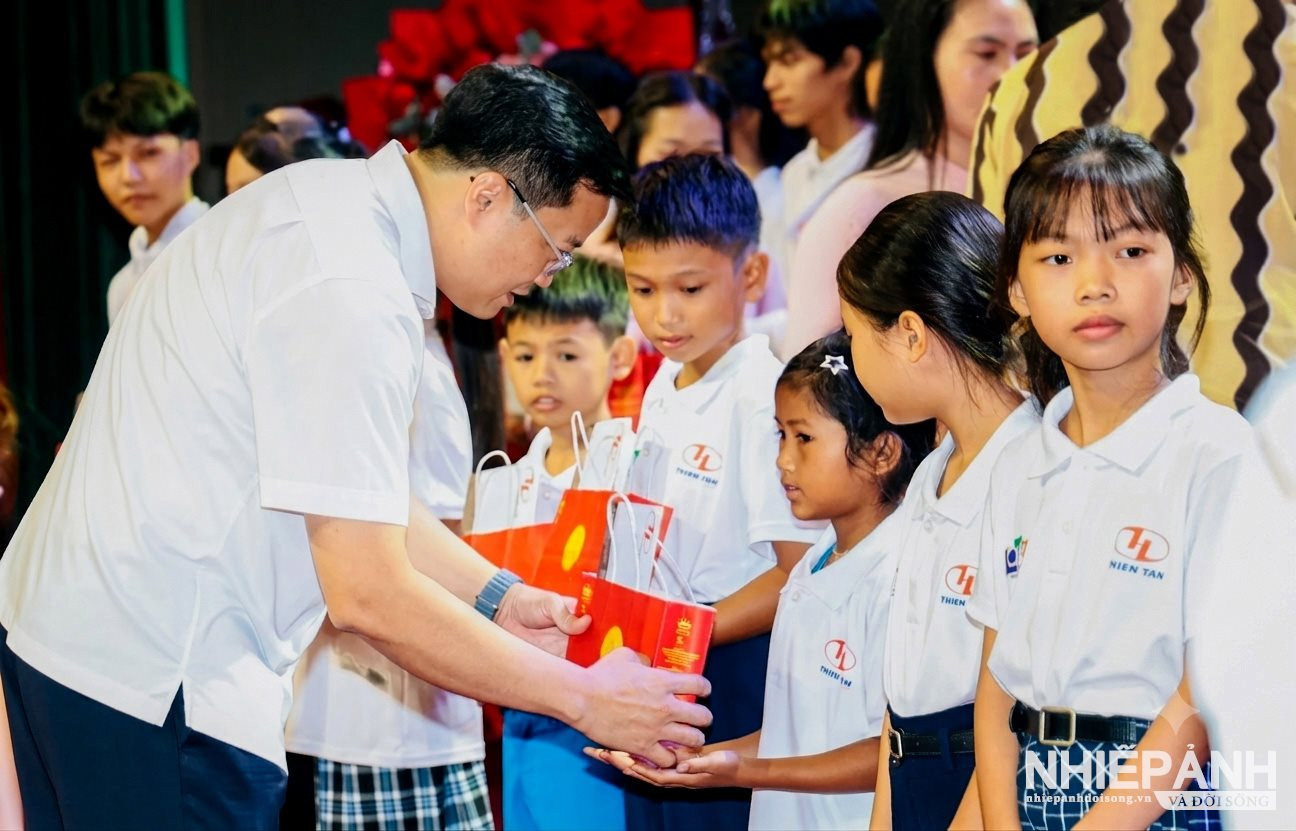 W_8a.-chu-tich-ubnd-tinh-nguyen-dac-tam-tang-qua-cho-cac-chau-hoc-sinh-do-thien-tan-group-bao-tro-hoc-gioi..jpg