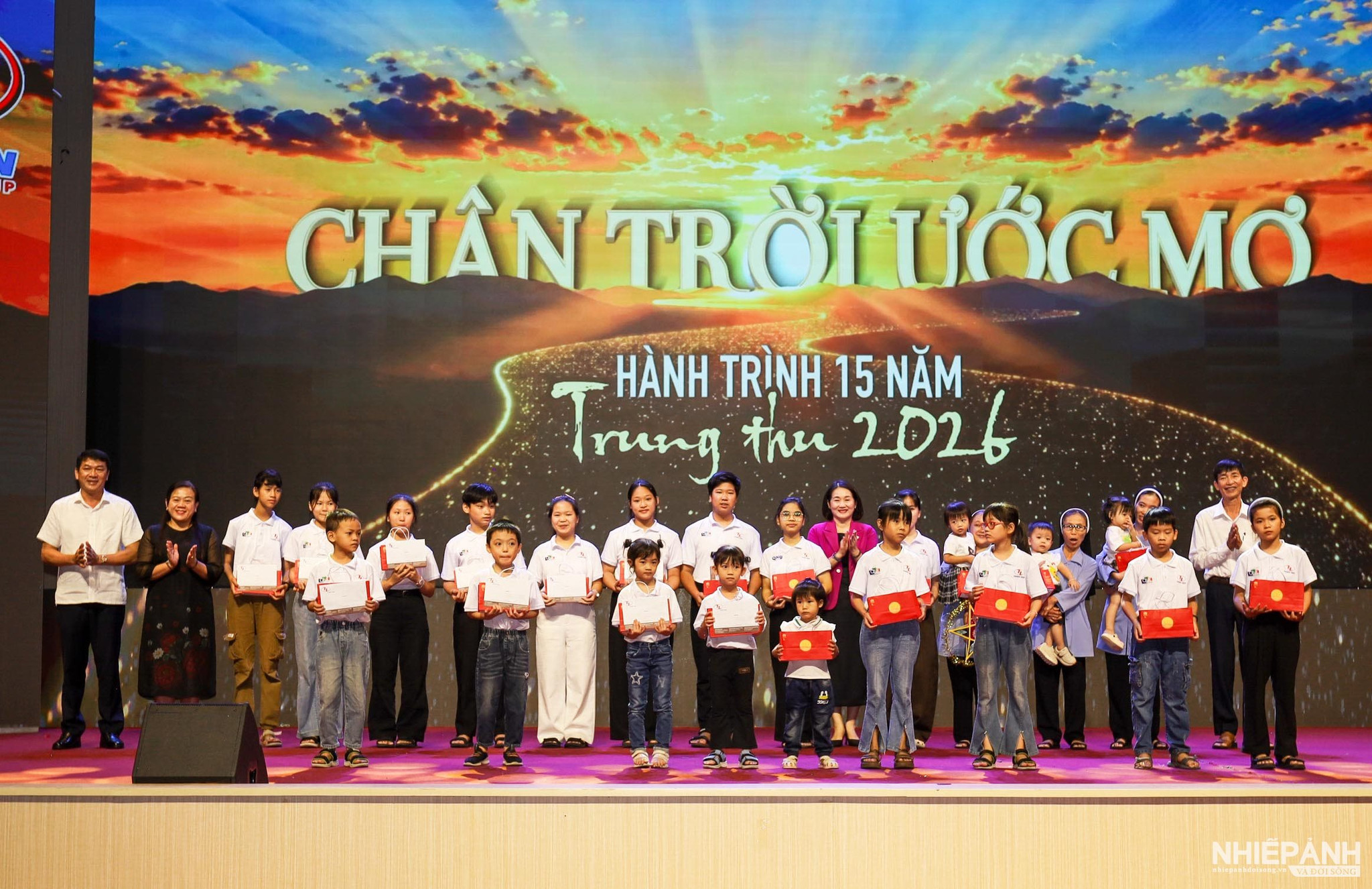 W_9.-lanh-dao-ubmttq-tinh-va-cong-ty-trao-qua-cho-cac-em-hoc-sinh.jpg