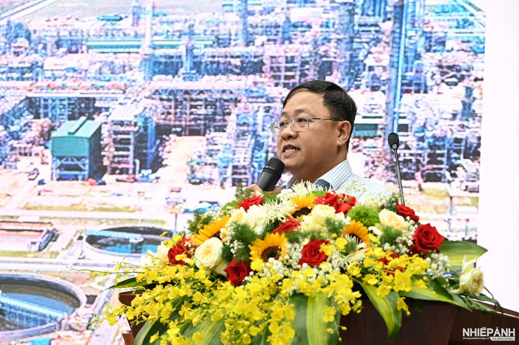 W_11.-dsc_0800.-tien-si-hoang-hong-diep-giam-doc-phan-hieu-truong-dh-tai-chinh-marketing-tp-hue-tham-luan-tai-hoi-thao.jpg