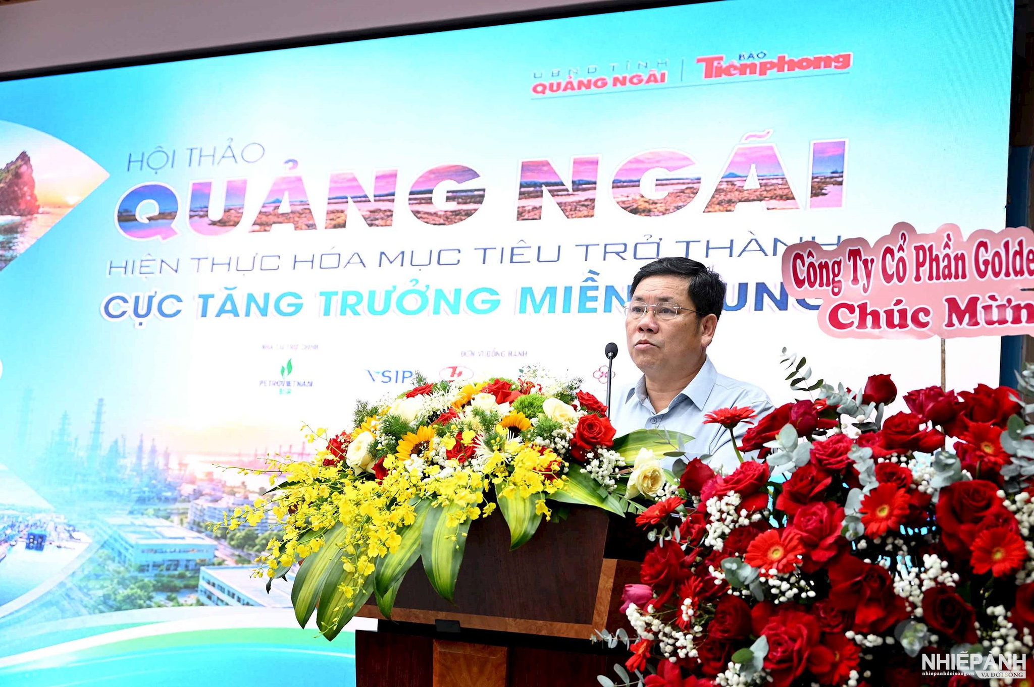 W_8-.-dsc_0787-ong-nguyen-van-trong-giam-doc-so-tai-chinh-tinh-quang-ngai-trinh-bay-tham-luan-nhung-nhiem-vu-trong-tam-phat-trien-kt-xh-tinh-quang-ngai-giai-doan-moi.jpg