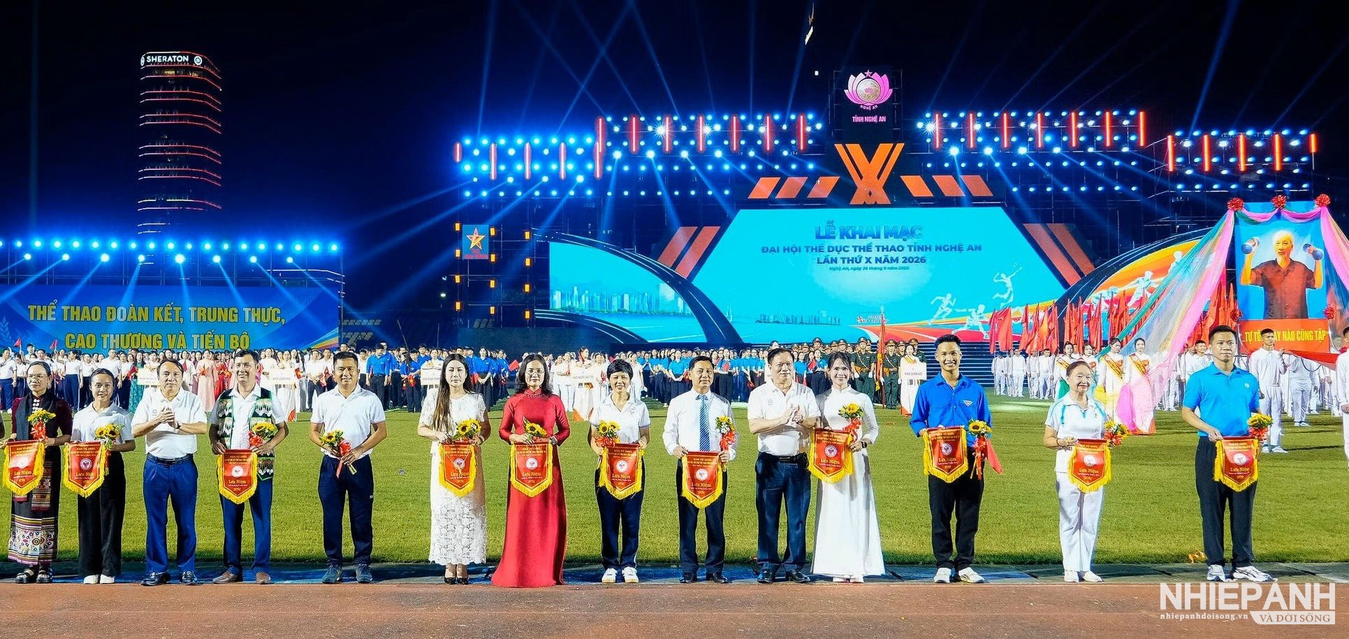 W_2.ban-to-chuc-trao-co-luu-niem-va-hoa-cho-cac-doan-van-dong-vien-va-cac-luc-luong-tham-gia-dai-hoi-tdtt-tinh-nghe-an-lan-thu-x-nam-2026..jpg