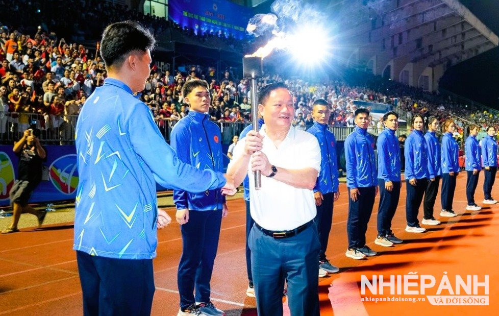W_bi-thu-tinh-uy-truong-doan-dbqh-tinh-nguyen-khac-than-tiep-nhan-ngon-duoc-truyen-thong-tu-van-dong-vien-de-thuc-hien-nghi-thuc-thap-dai-lua-dai-hoi..jpg