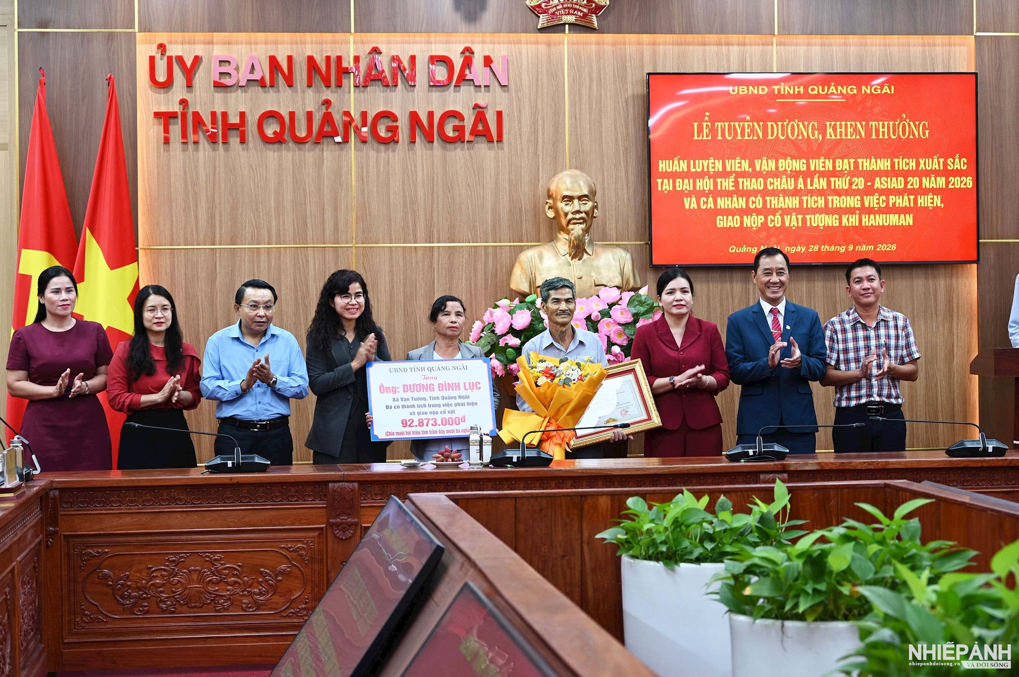 W_4a.dsc_0821.-dong-chi-y-ngoc-pho-chu-tich-tt-ubnd-tinh-quang-ngai-trao-tang-bang-khen-va-tien-thuong-cua-ubnd-tinh-cho-ong-duong-dinh-luc.jpg
