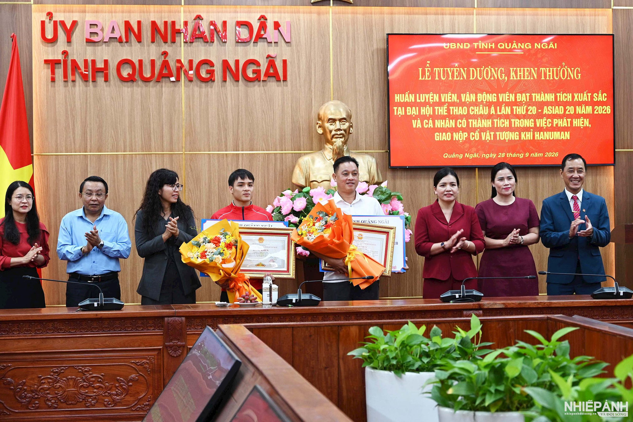 W_6a.-dong-chi-y-ngoc-pho-chu-tich-tt-ubnd-tinh-quang-ngai-va-ld-so-vhttdl-trao-tang-bang-khen-va-tien-thuong-cua-ubnd-tinh-cho-vdv-dinh-van-tam-vua-doat-hcb-asiad-20-va-hlv-pham-quoc-anh..jpg