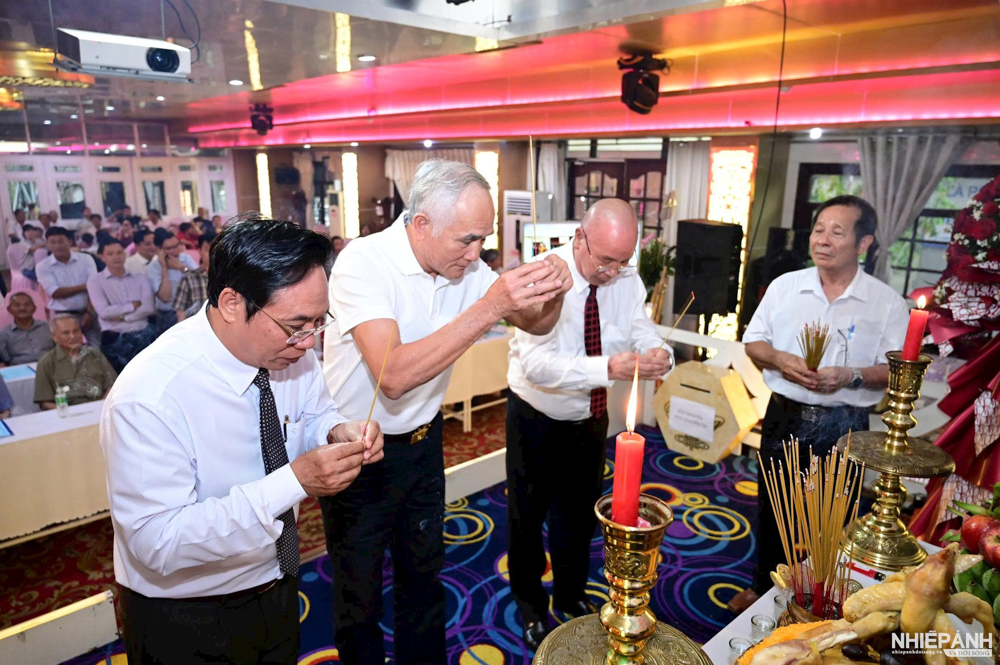 W_lanh-dao-hoi-dh-quang-binh-tai-tay-ninh-dang-huong-nhan-ngay-gio-dai-tuong-vng.jpg