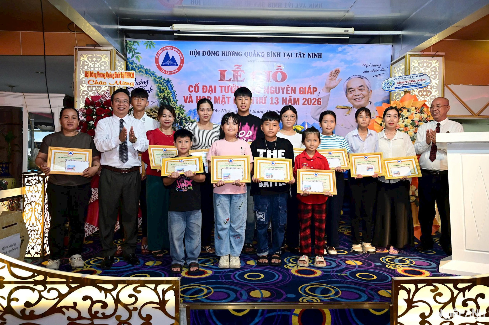 W_trao-hoc-bong-khuyen-hoc-khuyen-tai-cho-con-em-quang-binh-dat-thanh-tich-xuat-sac.jpg