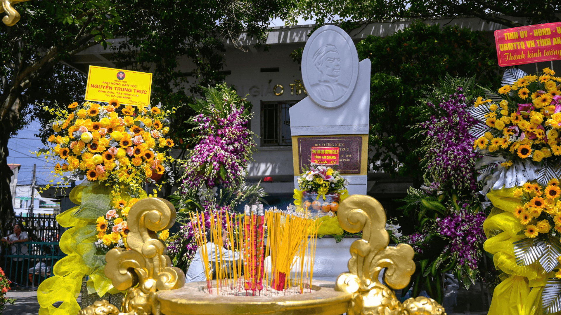 bia-ghi-dau-noi-anh-hung-dan-toc-nguyen-trung-truc-bi-thuc-dan-phap-hanh-hinh-nam-1868.png