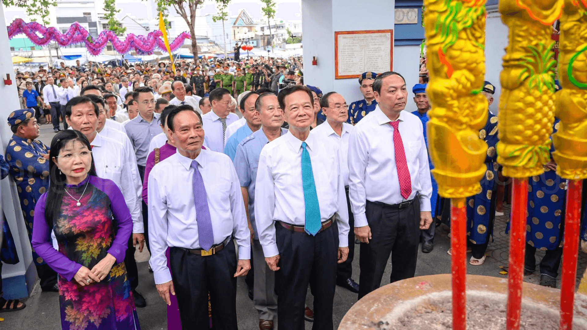 doan-dai-bieu-tuong-niem-anh-hung-dan-toc-nguyen-trung-truc.png