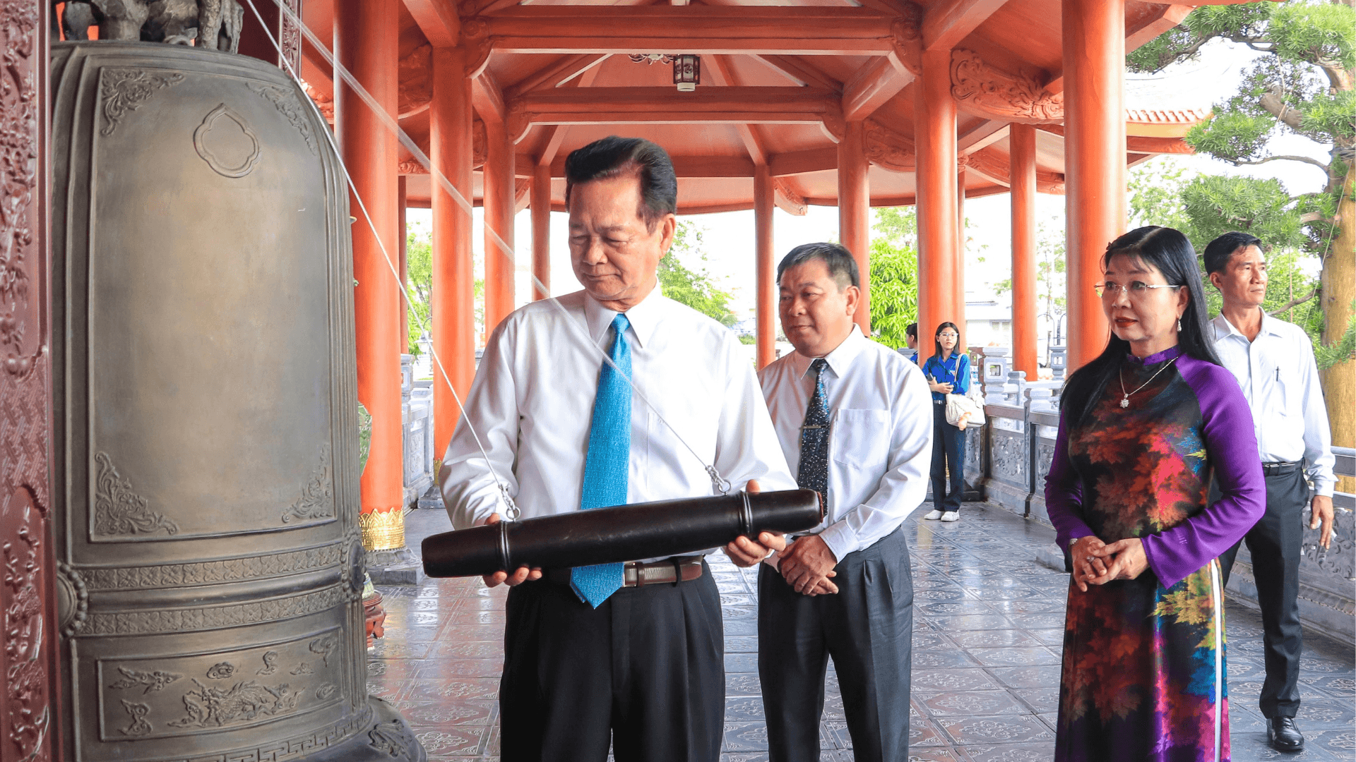 nguyen-thu-tuong-chinh-phu-nguyen-tan-dung-thinh-chuong-tuong-niem-tai-den-tuong-niem-anh-hung-liet-si-va-nguoi-co-cong-tinh-an-giang.png
