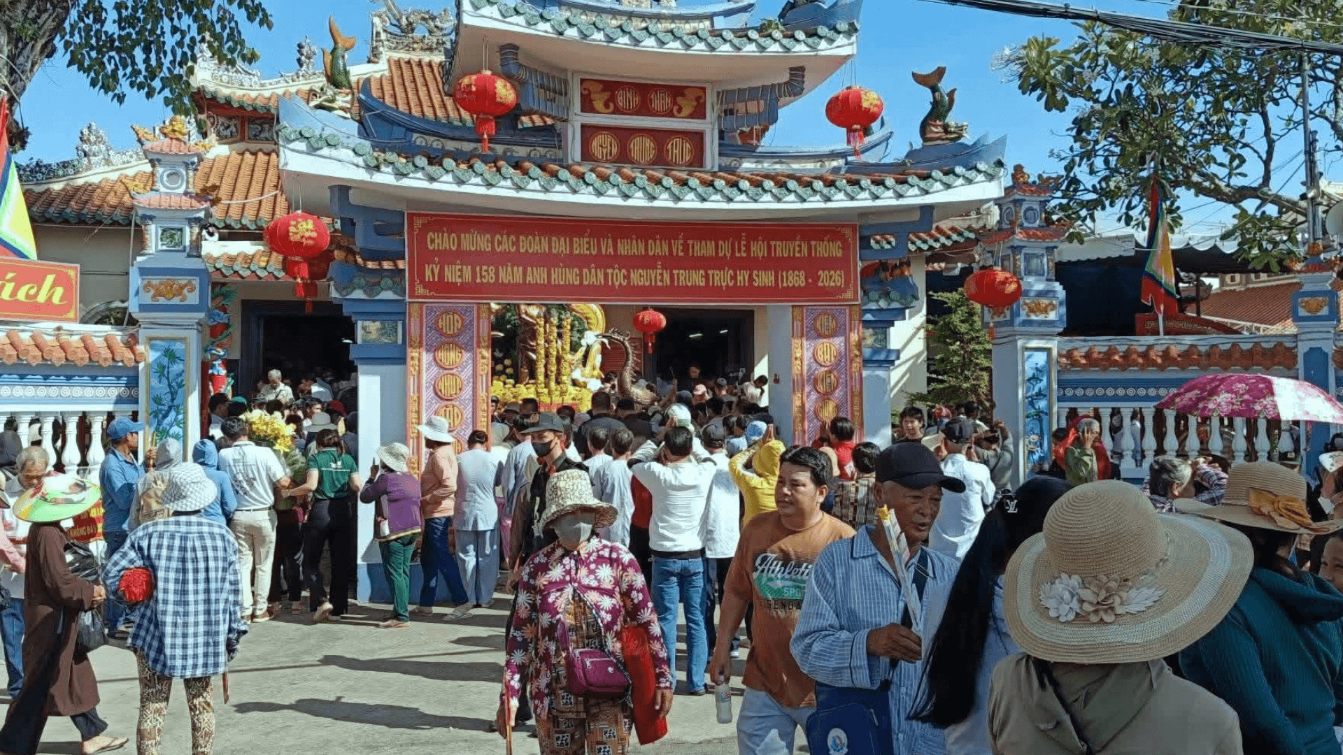dong-dao-nguoi-dan-du-khach-tu-nhieu-noi-ve-du-le-hoi-nguyen-trung-truc-nam-2026...png