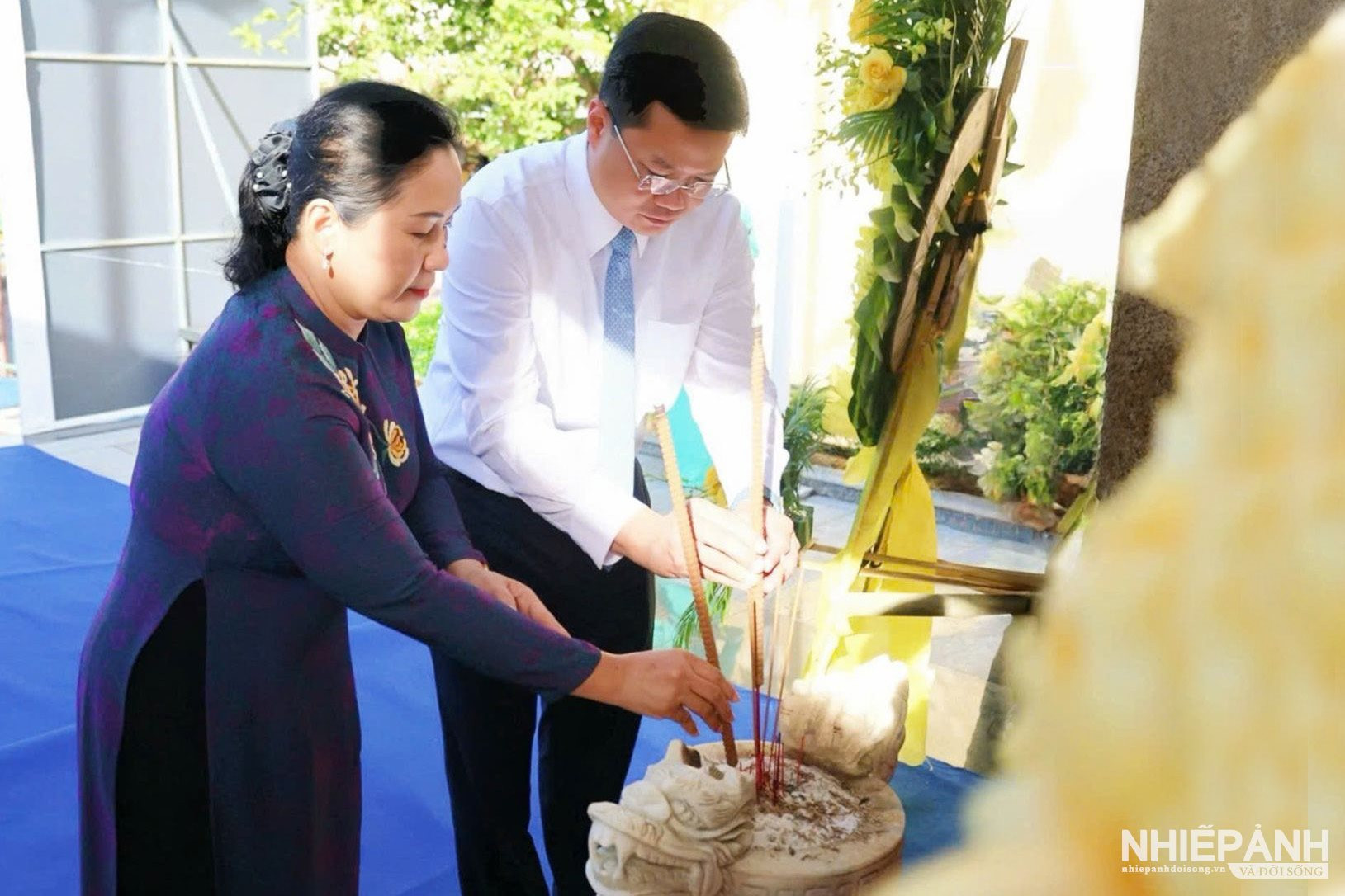 W_2.-pho-bi-thu-tinh-uy-chu-tich-ubnd-tinh-nguyen-duc-tam-pho-bi-thu-tinh-uy-truong-doan-dbqh-tinh-dinh-thi-hong-minh-dang-huong-tuong-niem-cac-nan-nhan-vu-tham-sat.jpg