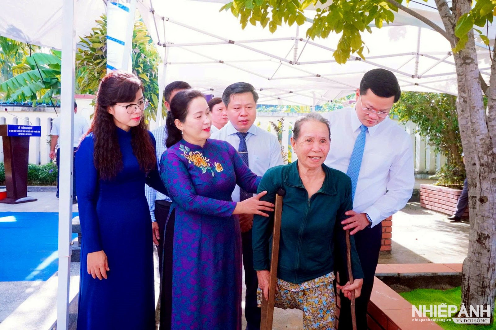W_5.-cac-dong-chi-lanh-dao-tinh-tham-hoi-than-nhan-cac-gia-dinh-co-nguoi-bi-sat-hai-trong-vu-tham-sat-dien-nien-phuoc-binh.jpg