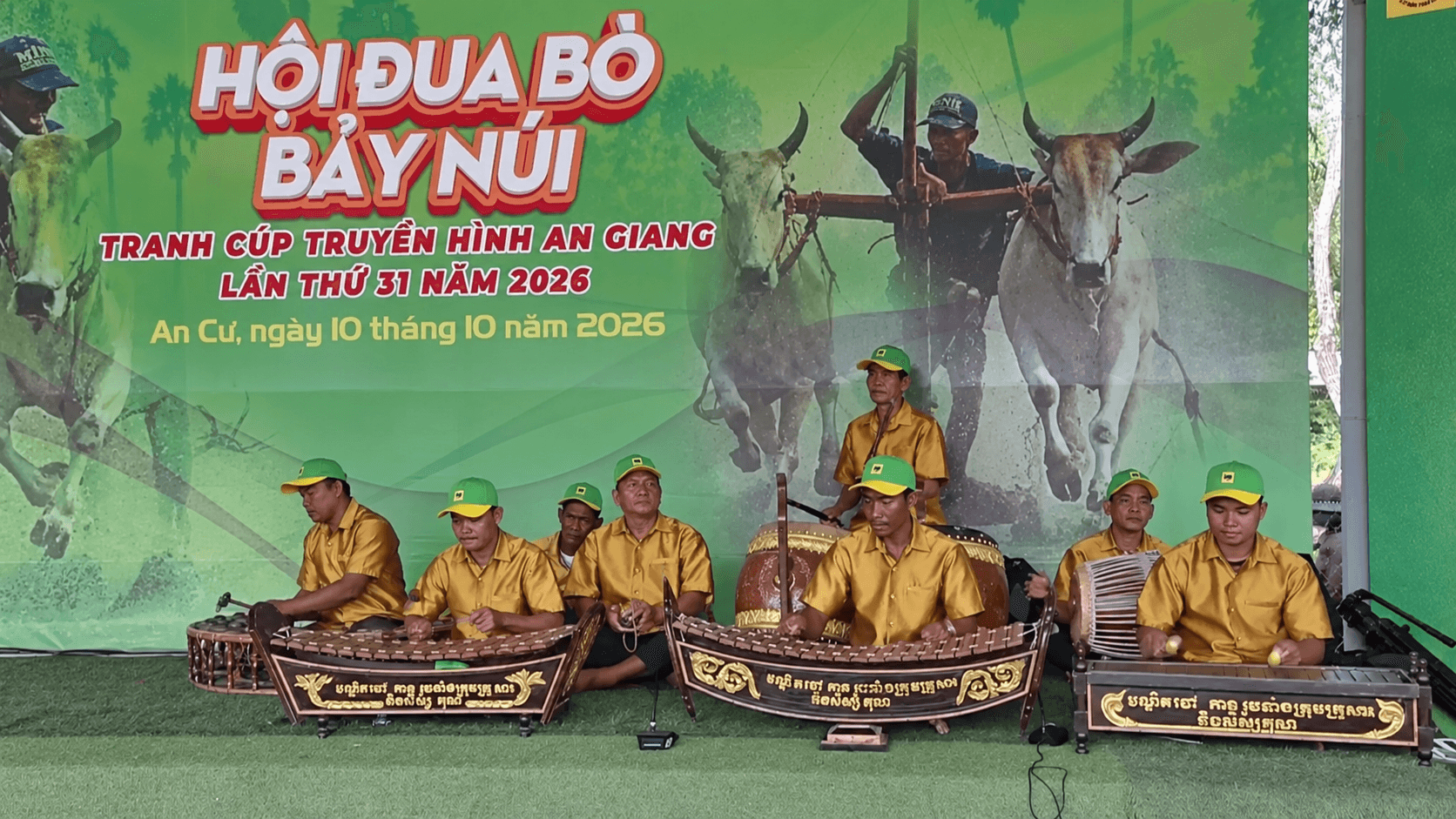 nhac-cong-truyen-thong-tren-san-khau-7.png