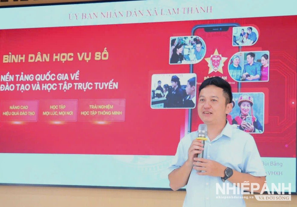 W_5.phan-bui-bang-chuyen-vien-phong-vhxh-xa-huong-dan-lop-binh-dan-hoc-vu-so..jpg