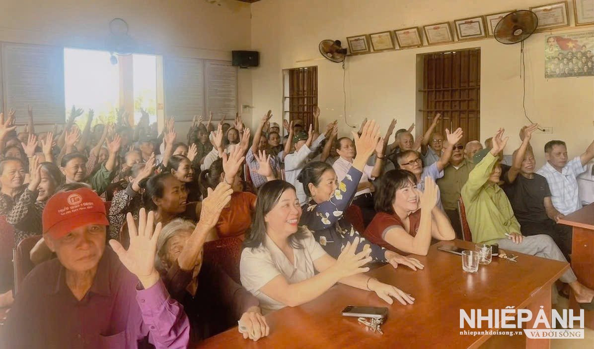W_8.-nguoi-dan-xom-hung-phuc-1-bieu-quyet-bau-xom-truong-nhiem-ky-2026-2031.jpg
