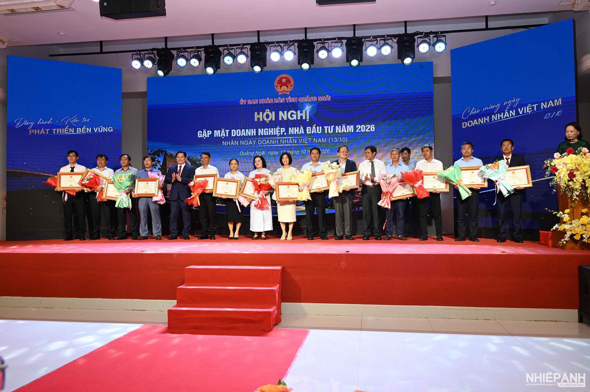 W_18a.-dsc_1369.-trao-tang-bang-khen-cua-ubnd-tinh-cho-cac-doanh-nghiep.jpg