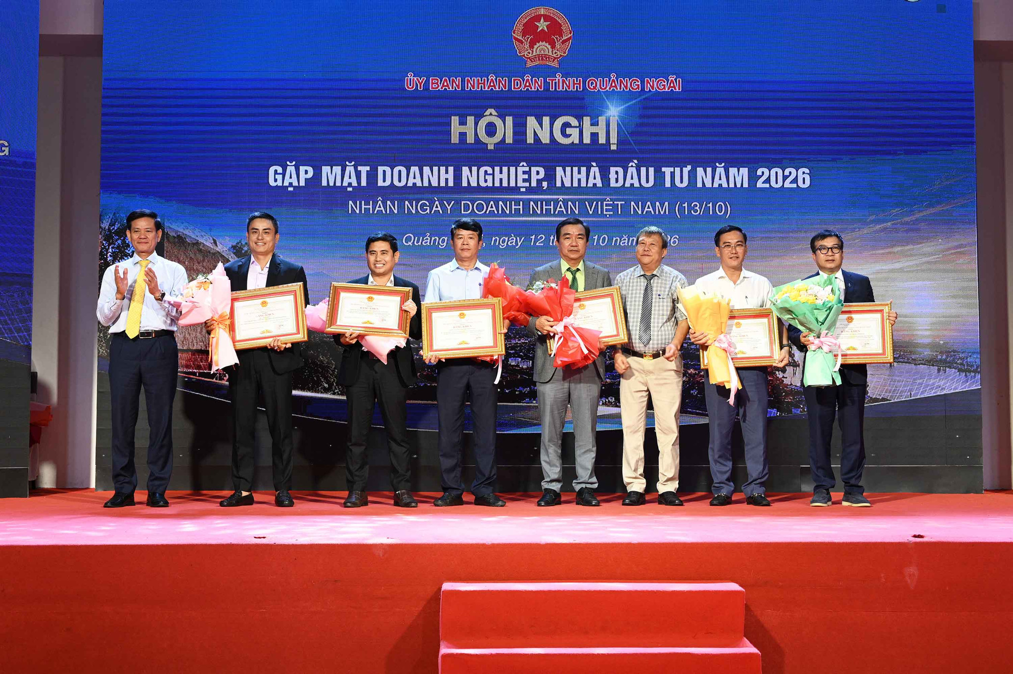 W_11.-ong-ngo-van-trong-va-ong-thai-thanh-binh-uv-trao-bang-khen-cua-ubnd-tinh-cho-5-doanh-nghiep-va-1-ca-nhan-co-thanh-tich-thuc-hien-tot-chinh-sach-an-sinh-xa-hoi-phat-trien-sx.jpg