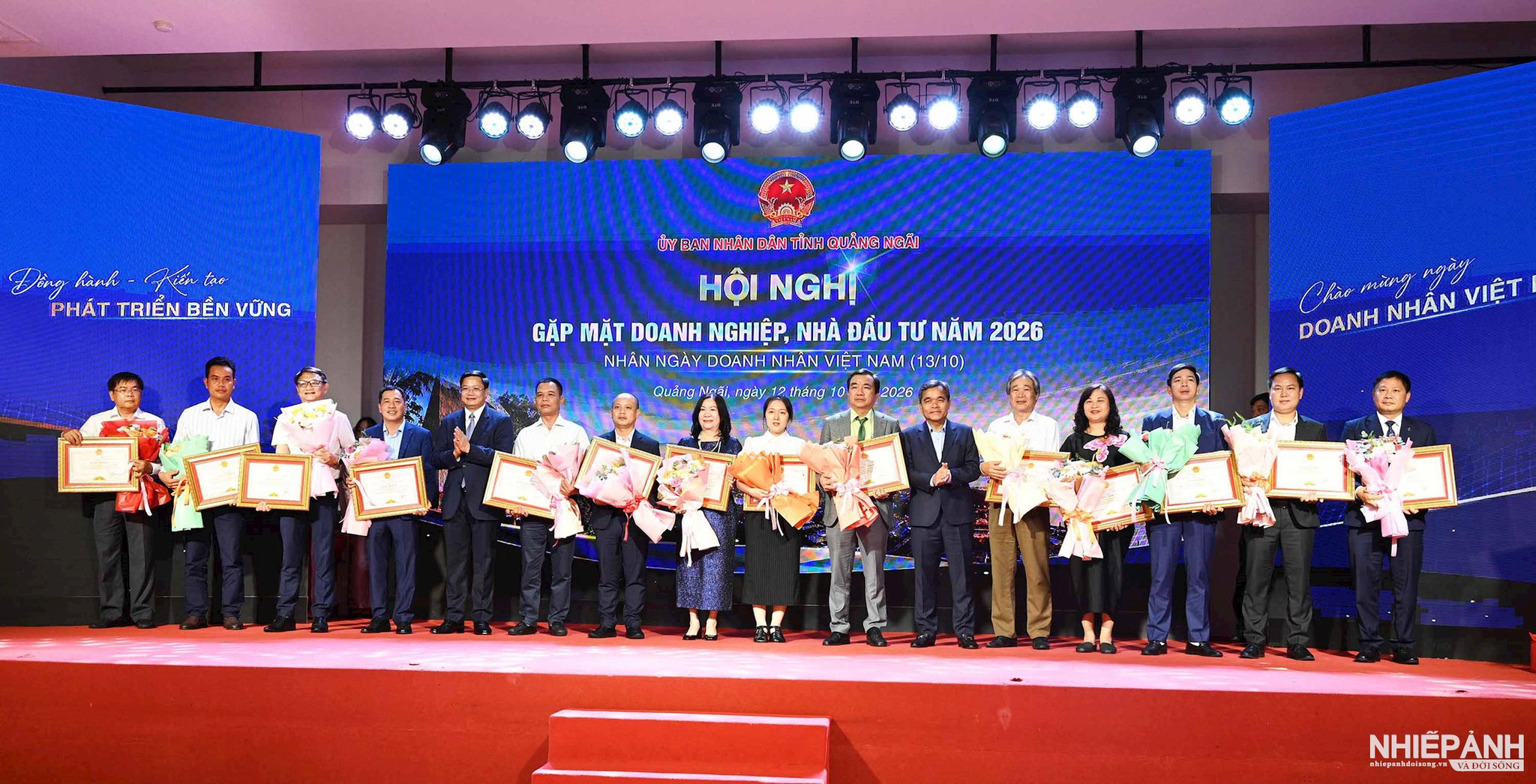 W_9.-dong-chi-ho-van-nien-bi-thu-tinh-uy-va-dong-chi-nguyen-duc-tam-chu-tich-ubnd-tinh-quang-ngai-tang-bang-khen-cua-ubnd-tinh-cho-bsr-va-cac-doanh-nghiep-co-thanh-tich-..jpg