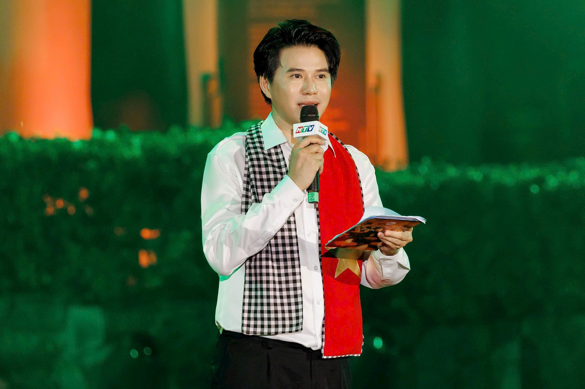 mc-vu-manh-cuong-khuc-tri-an-4.jpg