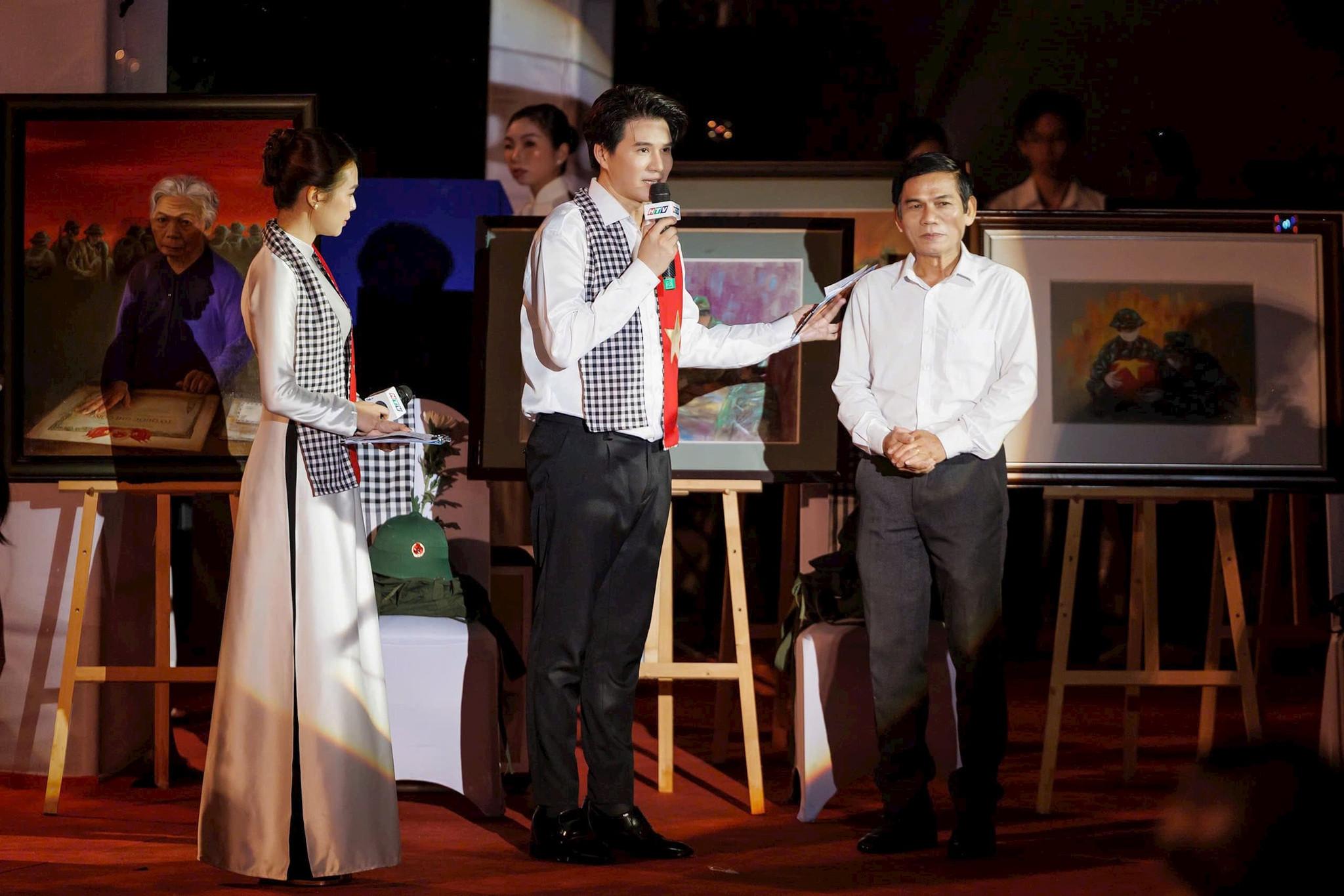 mc-vu-manh-cuong-khuc-tri-an-giao-luu-hoa-si-le-sa-long-2.jpg